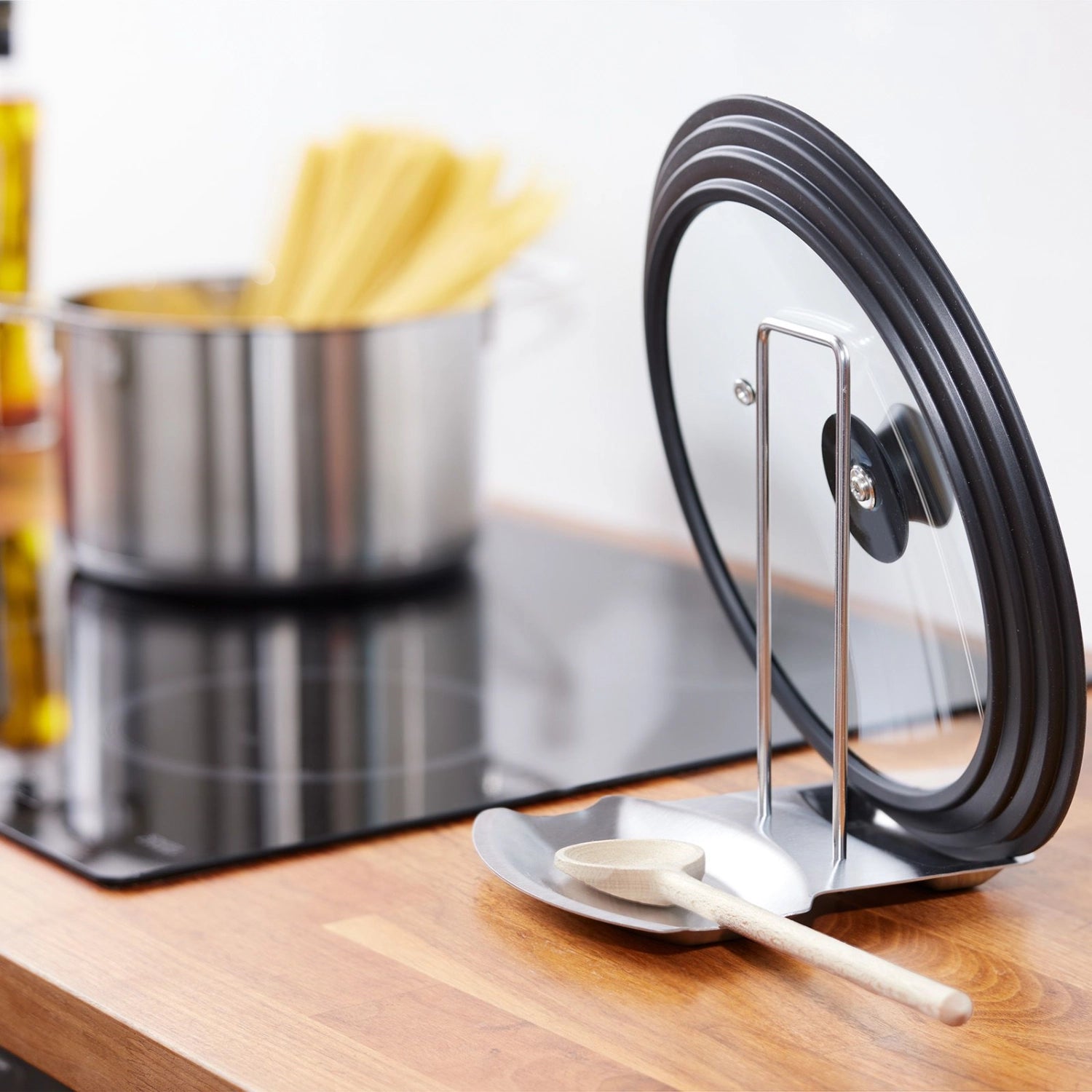 Schwarzer Universaldeckel mit Silikonrand für Pfannen mit Durchmessern von 24, 26 und 28 cm, ideal für vielseitige Küchenanwendungen.