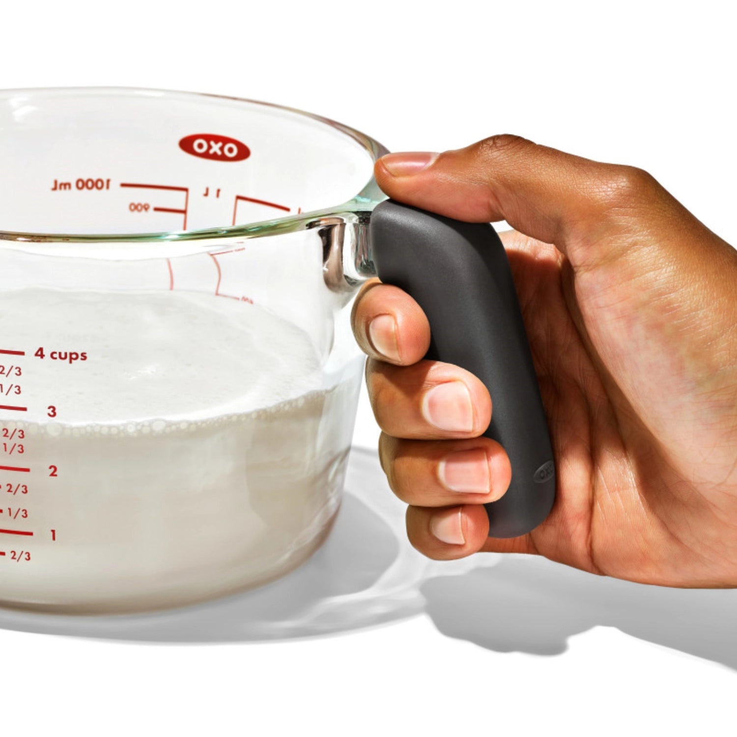 Transparenter Good Grips Messbecher von OXO mit 1 Liter Fassungsvermögen, ideal für präzises Messen von Flüssigkeiten in der Küche.