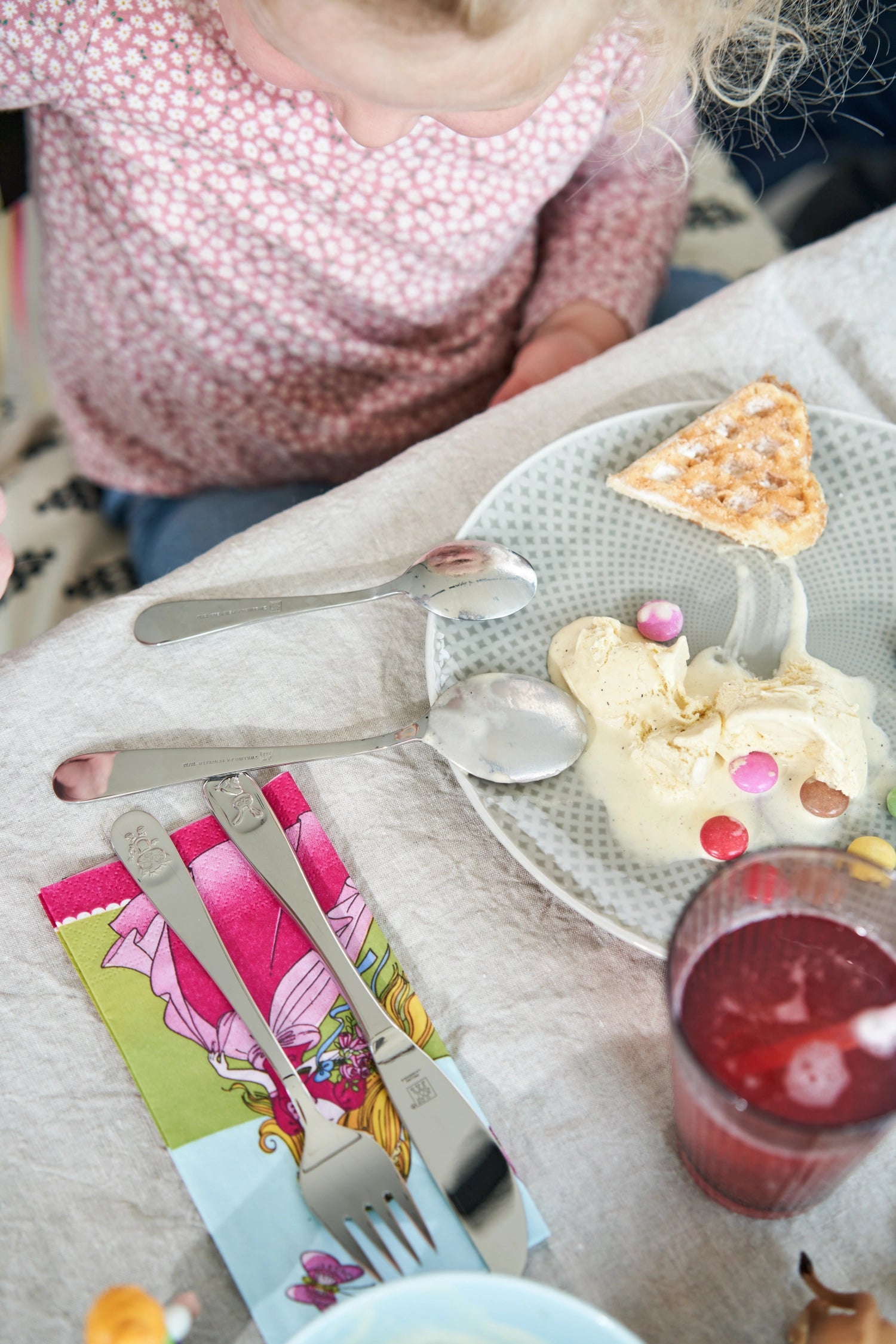 Farbenfrohes 4-teiliges Kinderbesteck Bino von Zwilling, ideal für Kinder, um spielerisch das Essen zu lernen und zu genießen.