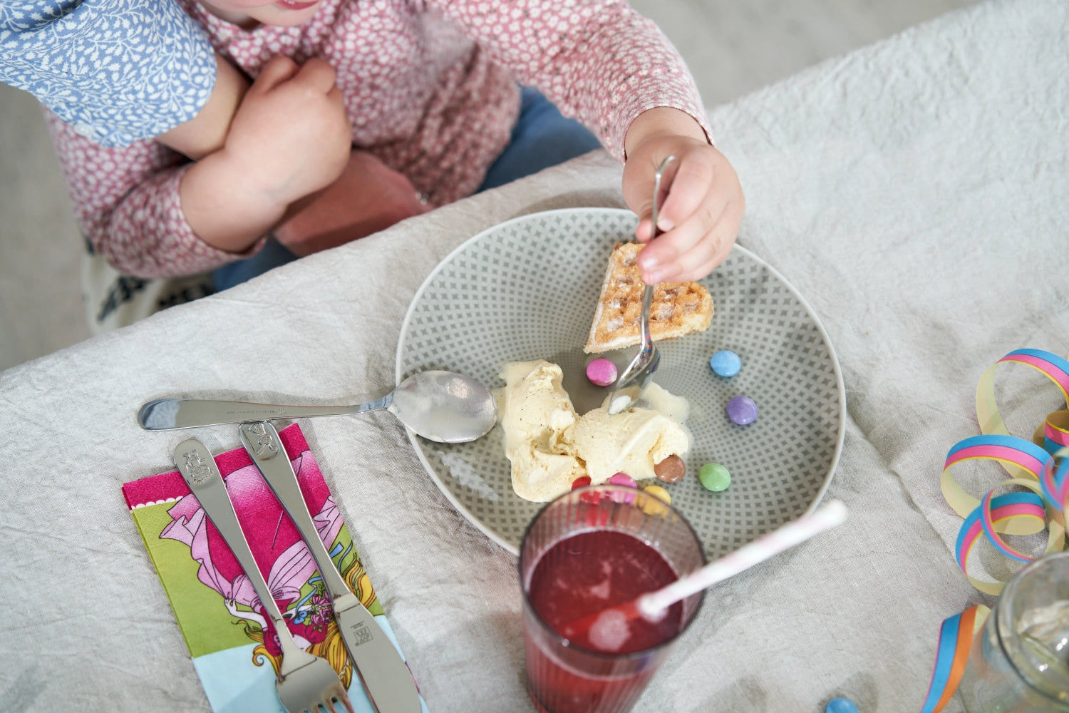 Verspieltes 4-teiliges Kinderbesteck Bino von Zwilling, perfekt für kleine Hände, um das Essen mit Freude zu entdecken.