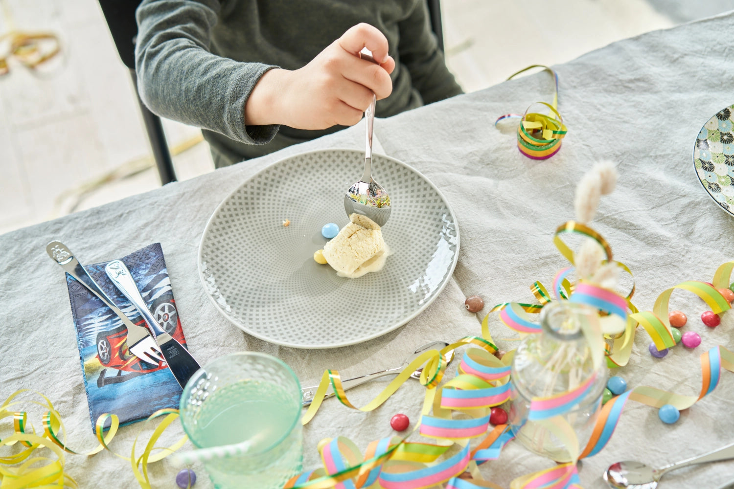 Farbenfrohes 4-teiliges Kinderbesteck Bino von Zwilling, ideal für Kinder, um spielerisch das Essen zu lernen und ihre Mahlzeiten zu genießen.