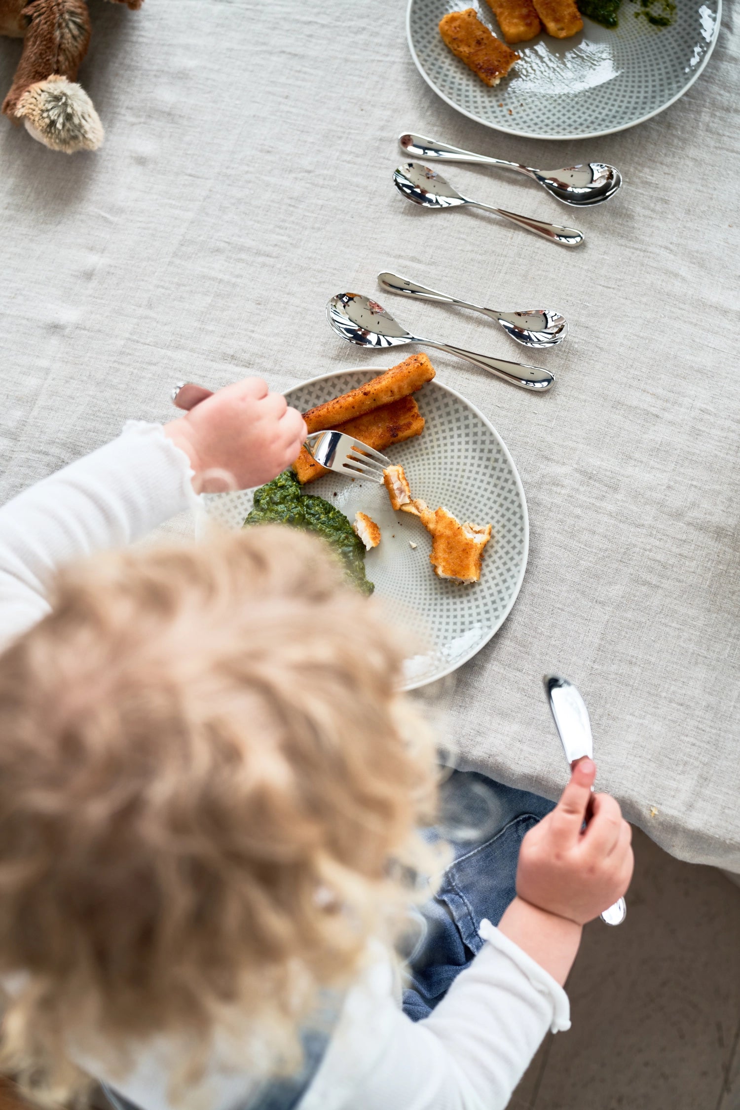 Verspieltes 4-teiliges Kinderbesteck Filou von Zwilling, ideal für Kinder, um spielerisch das Essen zu lernen und ihre Mahlzeiten zu genießen.