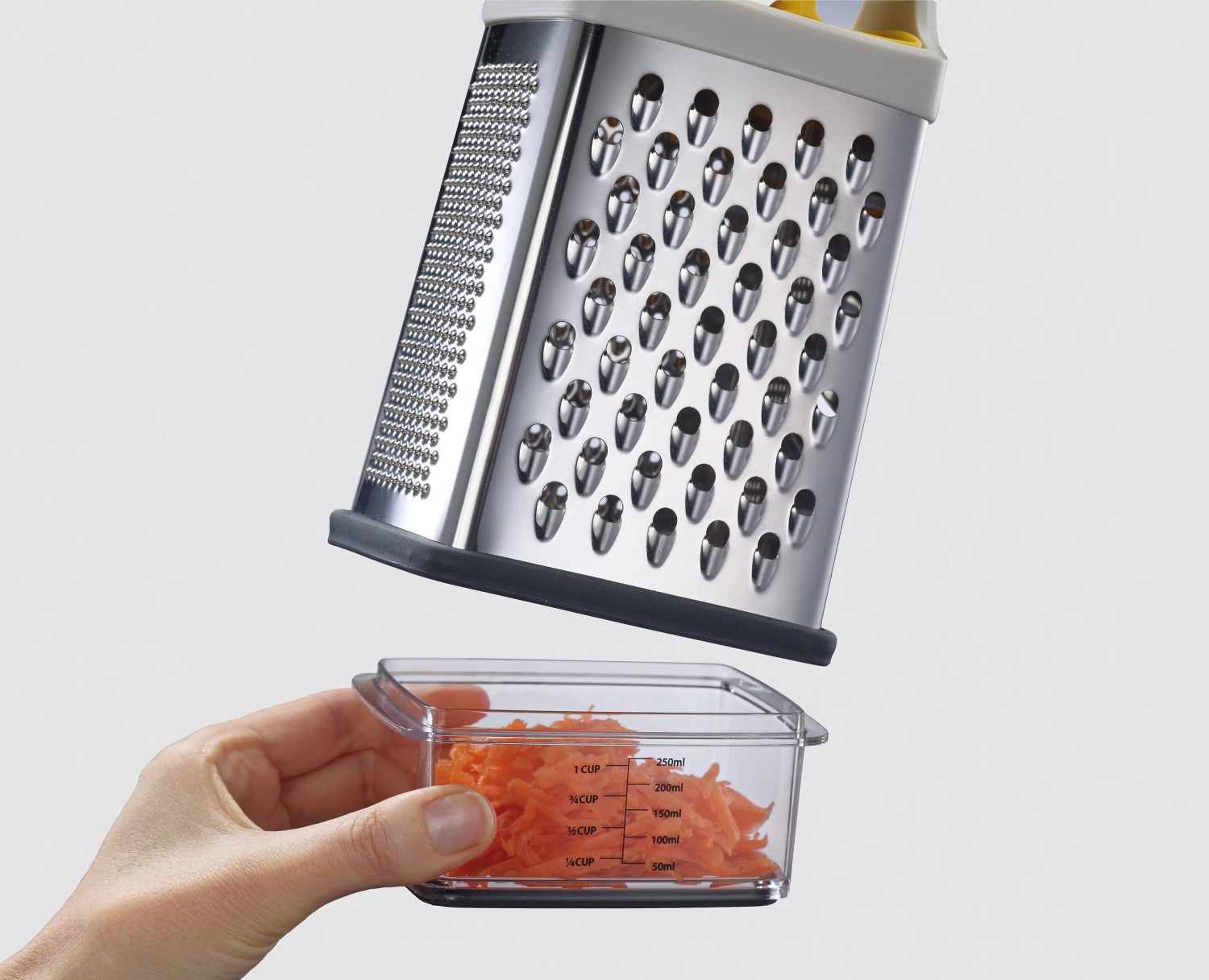 Multigriffreibe von Joseph Joseph mit ergonomischem Präzisionsgriff, ideal für schnelles und einfaches Reiben von Obst, Gemüse und Käse.