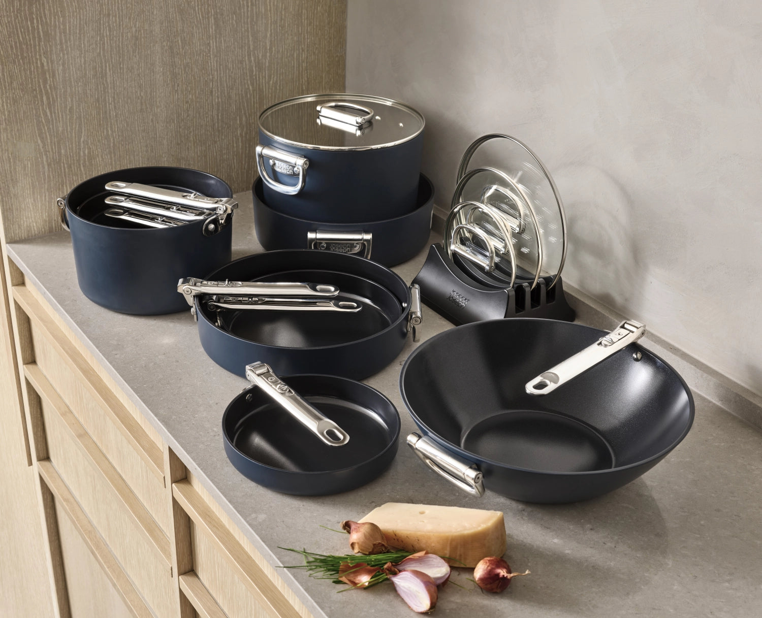 Space Stielkasserolle von Joseph Joseph, 15 cm Durchmesser, klappbarer Griff, inklusive Deckel, ideal für platzsparendes Kochen.