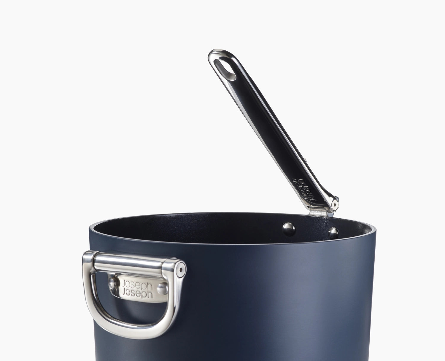 Moderne Stielkasserolle von Joseph Joseph mit 23 cm Durchmesser, klappbarem Griff und passendem Deckel – ideal für platzsparendes Kochen.