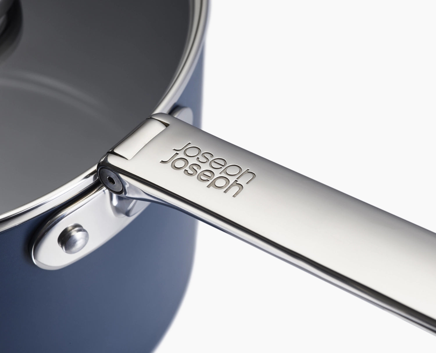 Elegante Stielkasserolle von Joseph Joseph mit 23 cm Durchmesser, klappbarem Griff und passendem Deckel – ideal für platzsparendes Kochen und Aufbewahren.