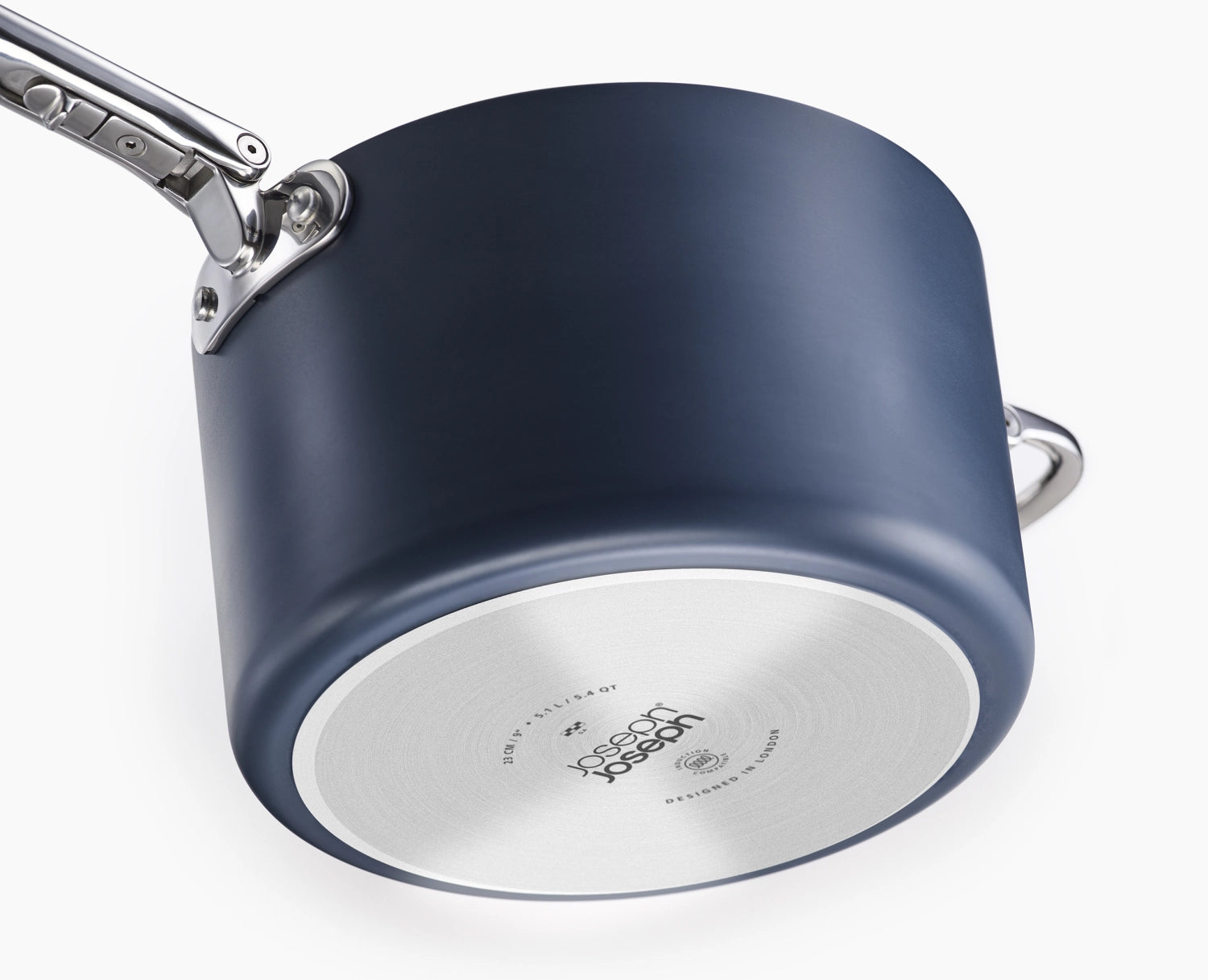 Praktische Stielkasserolle von Joseph Joseph mit 23 cm Durchmesser, klappbarem Griff und Deckel – perfekt für effizientes und platzsparendes Kochen.