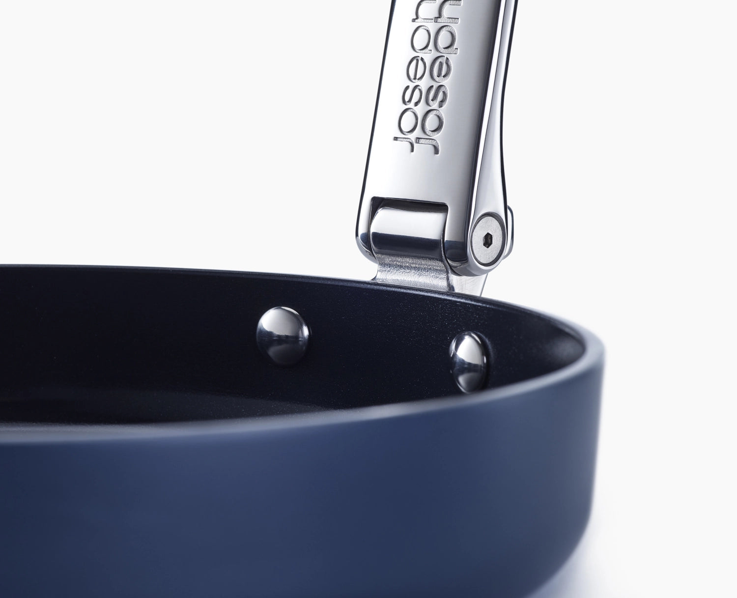 Kompakte 20 cm Bratpfanne von Joseph Joseph mit innovativem klappbarem Griff, ideal für platzsparendes Kochen und vielseitige Rezepte.
