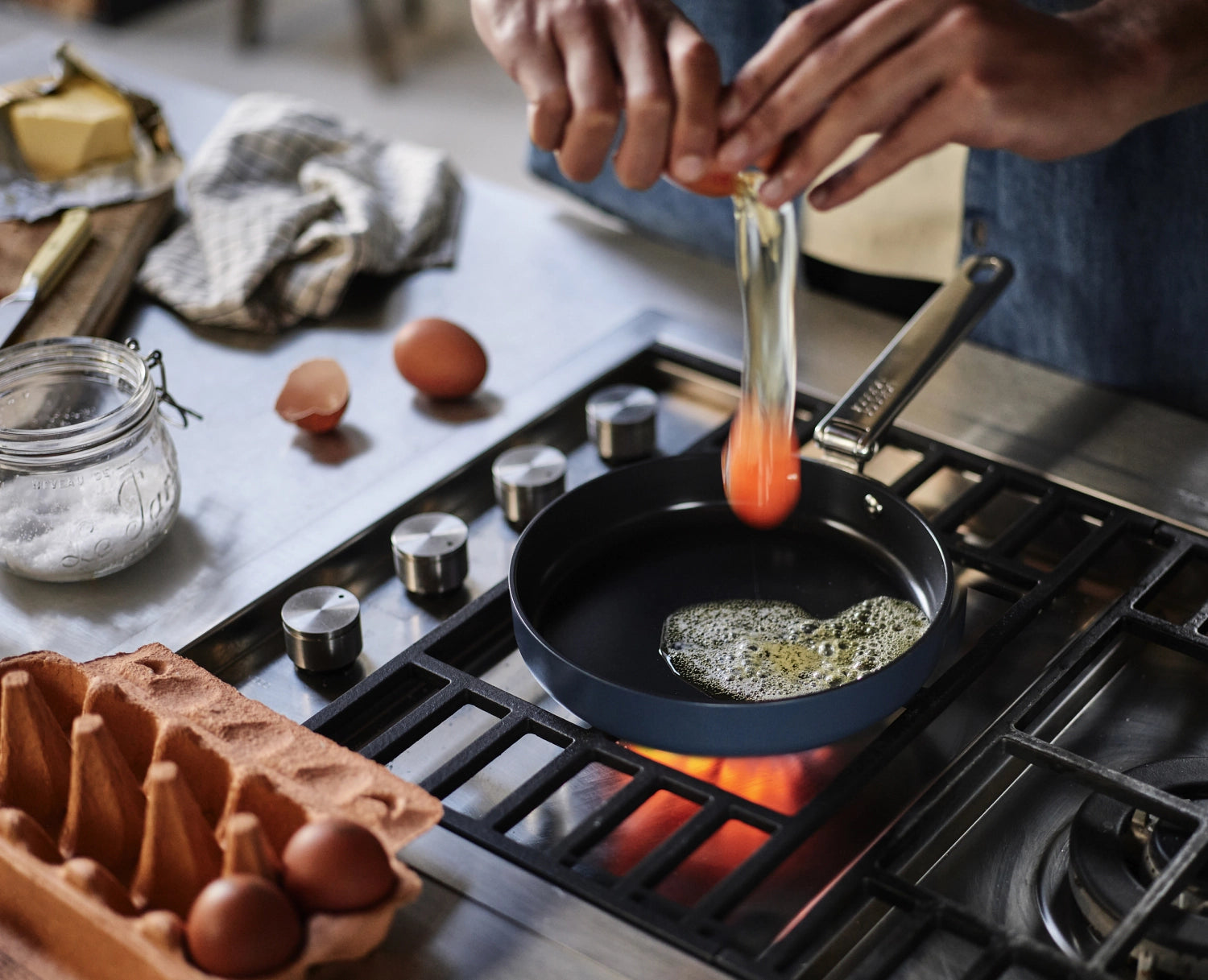 Joseph Joseph Space Bratpfanne mit klappbarem Griff, 24 cm Durchmesser, ideal für platzsparendes Kochen und modernes Küchendesign.