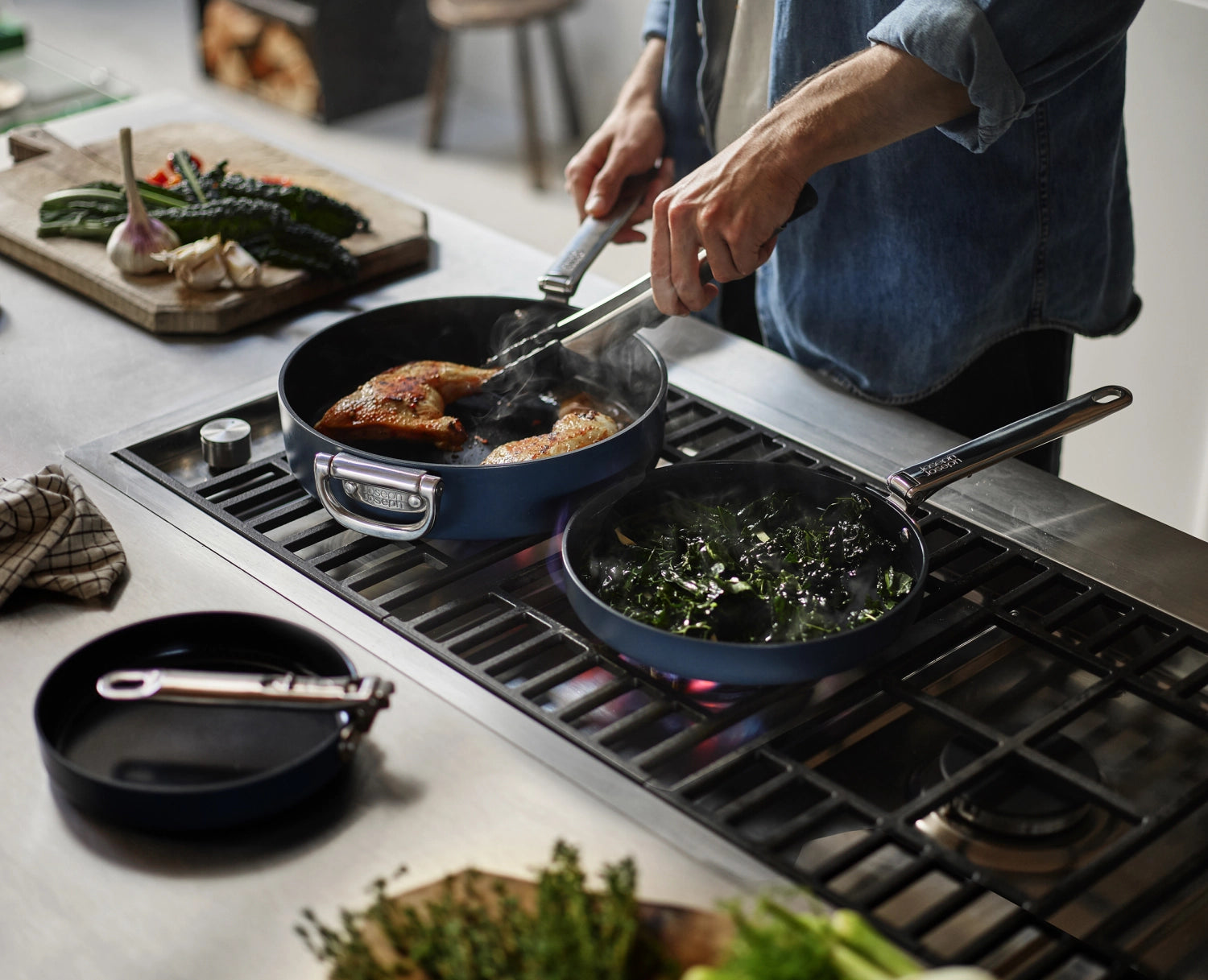Joseph Joseph Space Bratpfanne mit klappbarem Griff, 28 cm Durchmesser, ideal für platzsparendes Kochen und modernes Küchendesign.