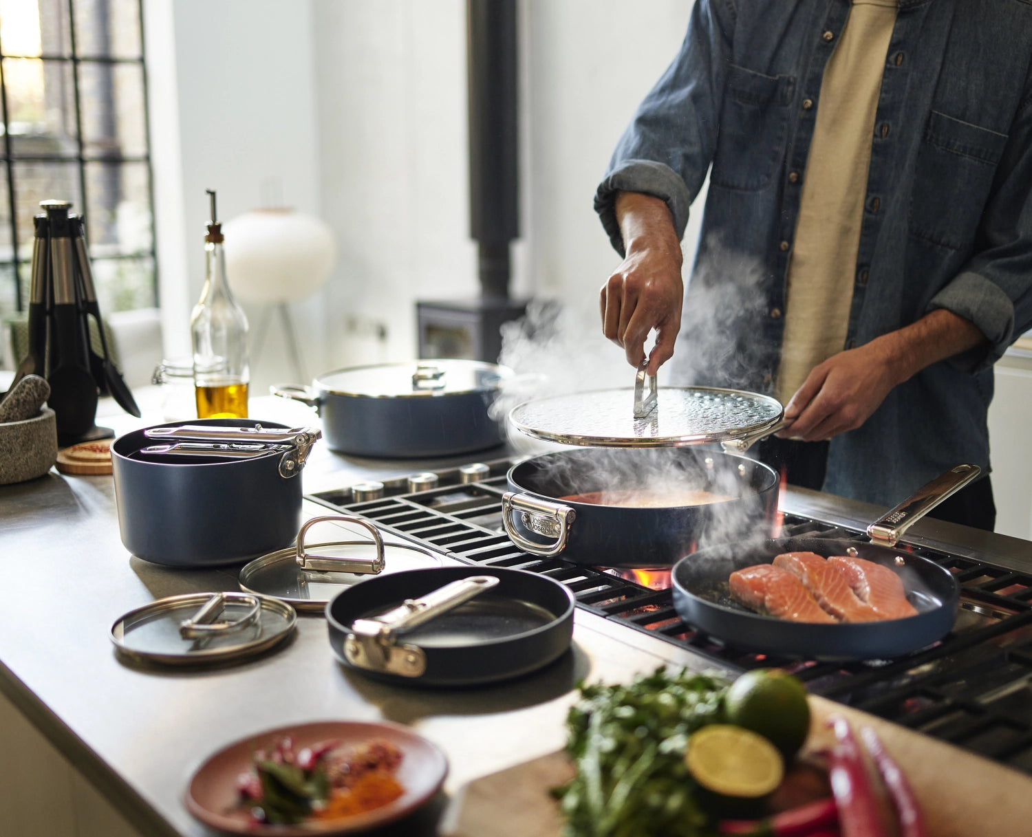 Elegante 28 cm Bratpfanne von Joseph Joseph mit innovativem klappbarem Griff, perfekt für effizientes Kochen und einfache Lagerung.