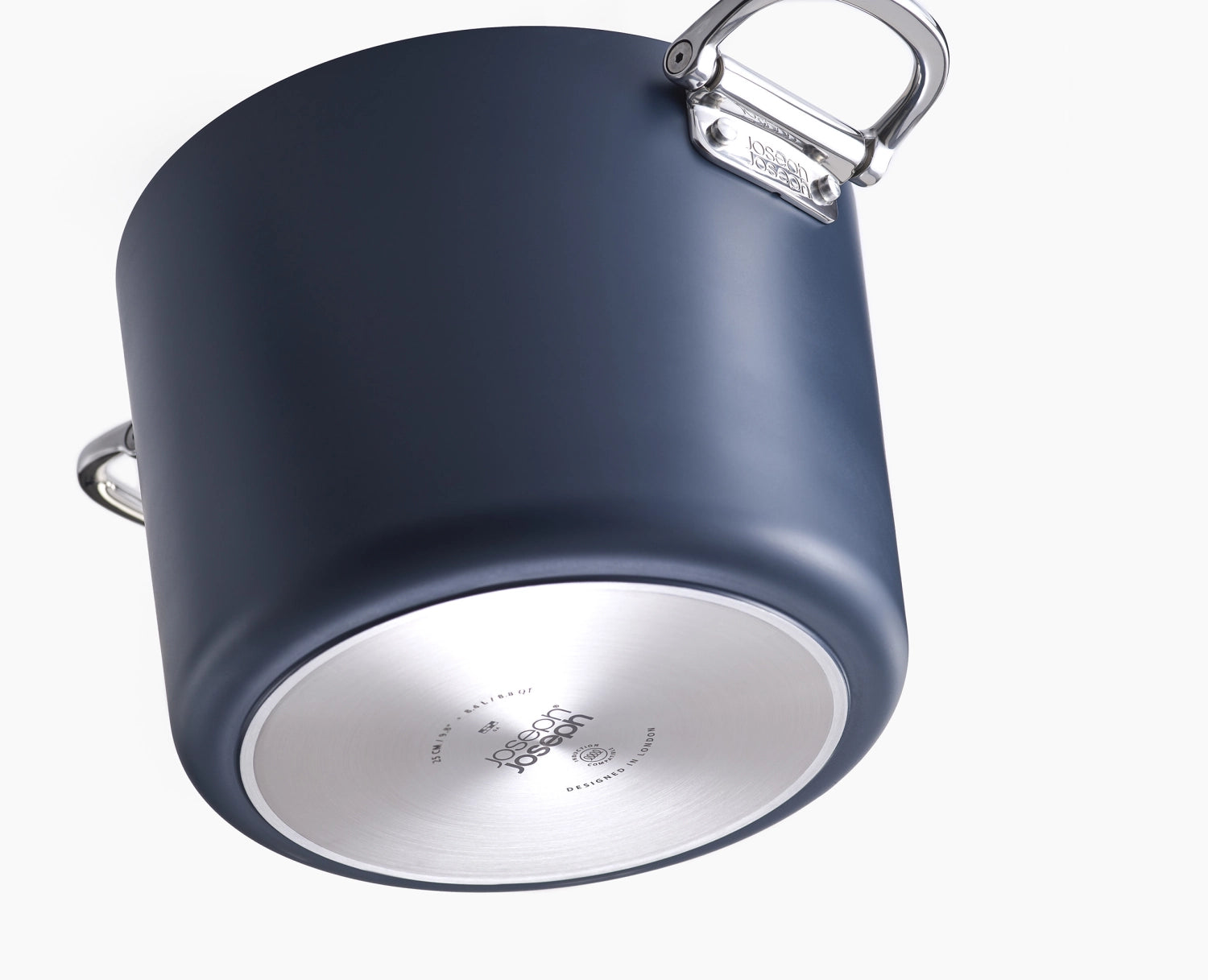 Eleganter Joseph Joseph Suppentopf mit klappbaren Griffen, 25 cm, ideal für effizientes Kochen und modernes Küchendesign.