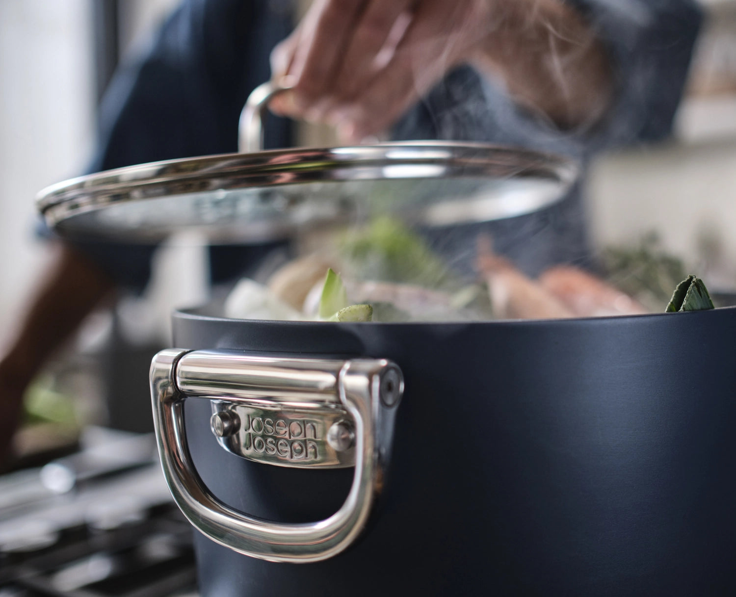Praktischer Suppentopf von Joseph Joseph mit 25 cm Durchmesser und klappbaren Griffen, perfekt für effizientes Kochen und einfache Aufbewahrung.