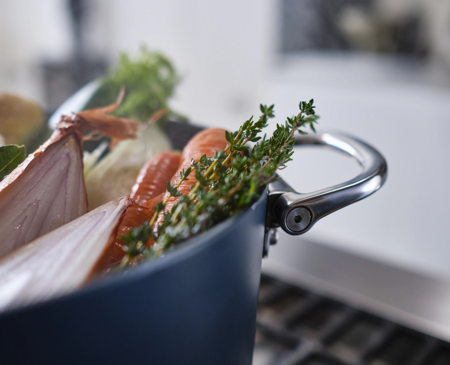Stylischer Joseph Joseph Suppentopf mit klappbaren Griffen, 25 cm Durchmesser, ideal für platzsparendes Kochen und modernes Design.