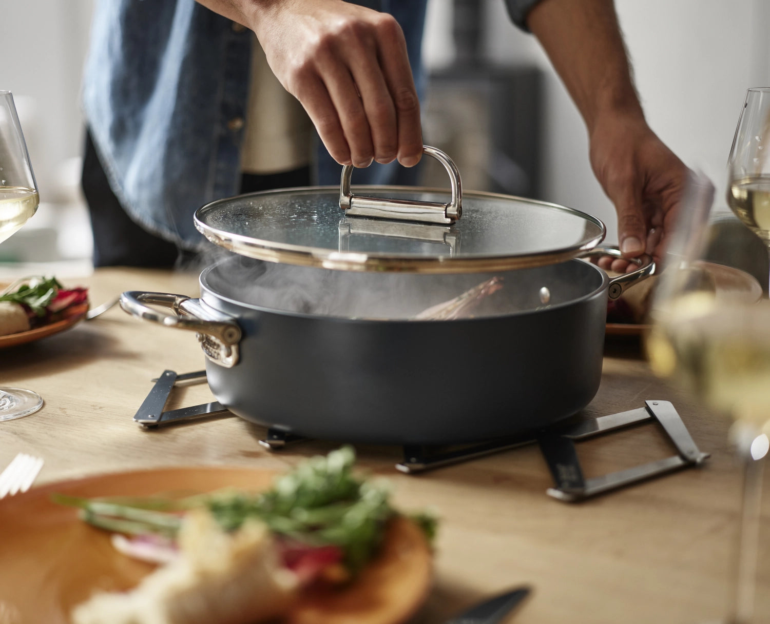 Joseph Joseph Space Schmortopf mit klappbaren Griffen, 28 cm Durchmesser, ideal für platzsparendes Kochen und stilvolles Servieren.