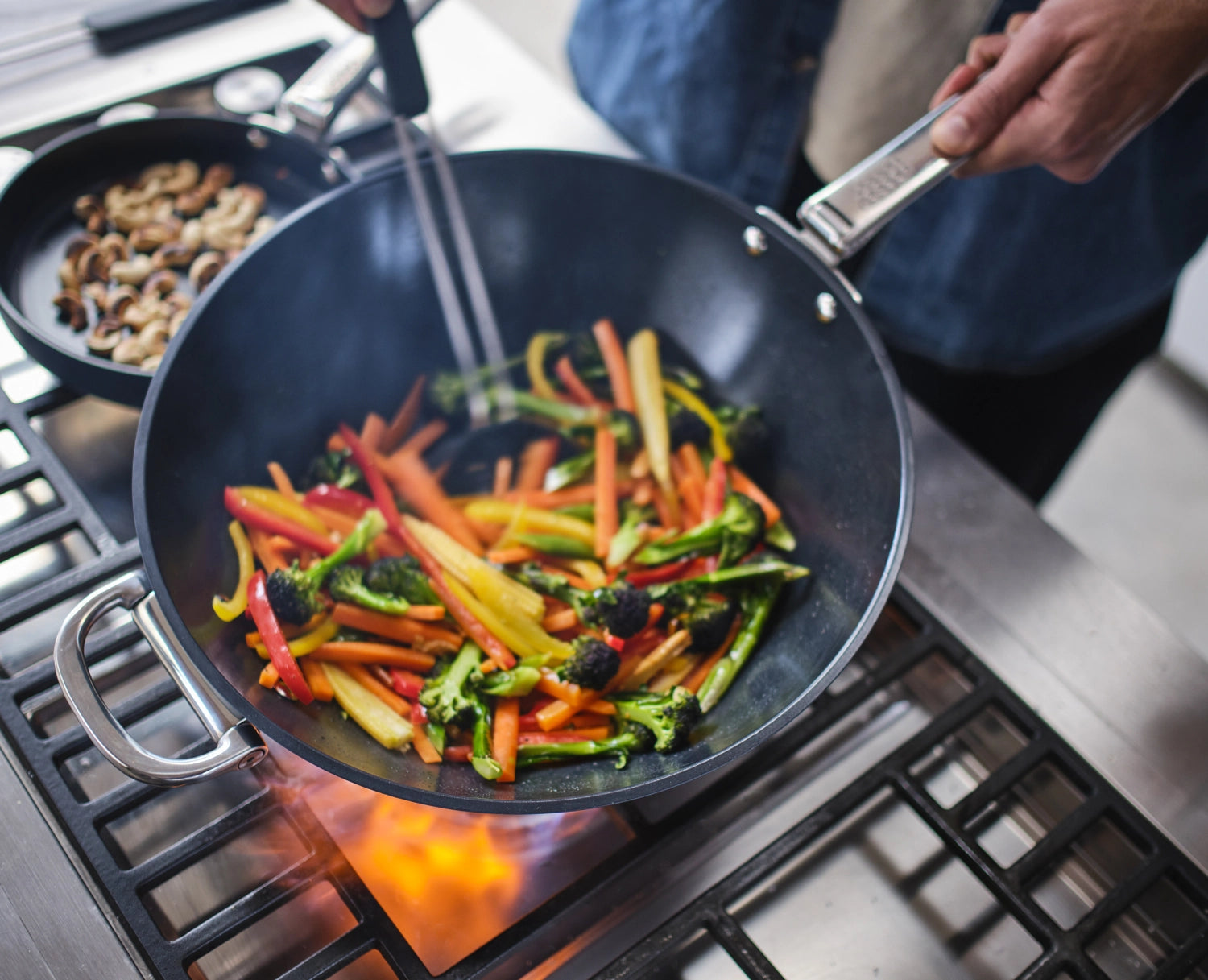 Joseph Joseph Space Wok mit klappbaren Griffen, 32 cm Durchmesser, ideal für vielseitige Kochanwendungen und platzsparende Aufbewahrung.