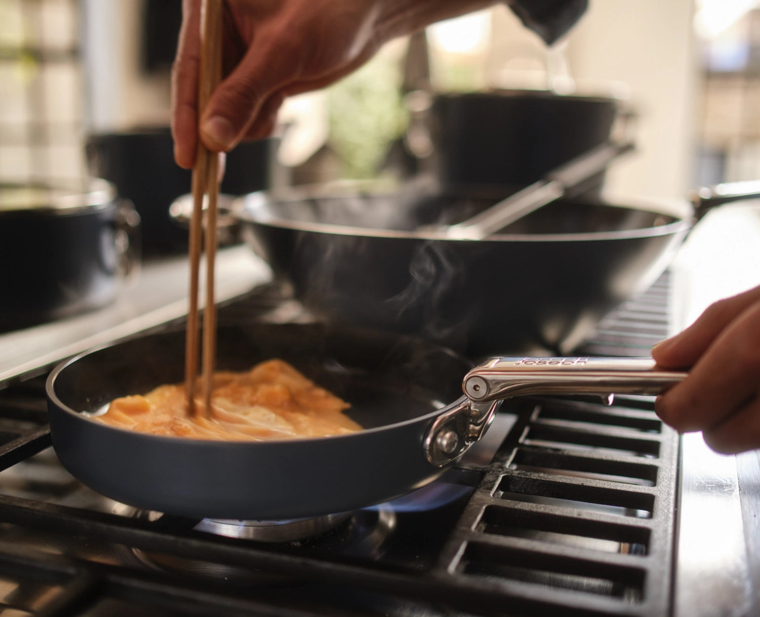 Zweites Bratpfannenset von Joseph Joseph in den Größen 24 und 28 cm, ideal für vielseitiges Kochen mit schützendem Design.