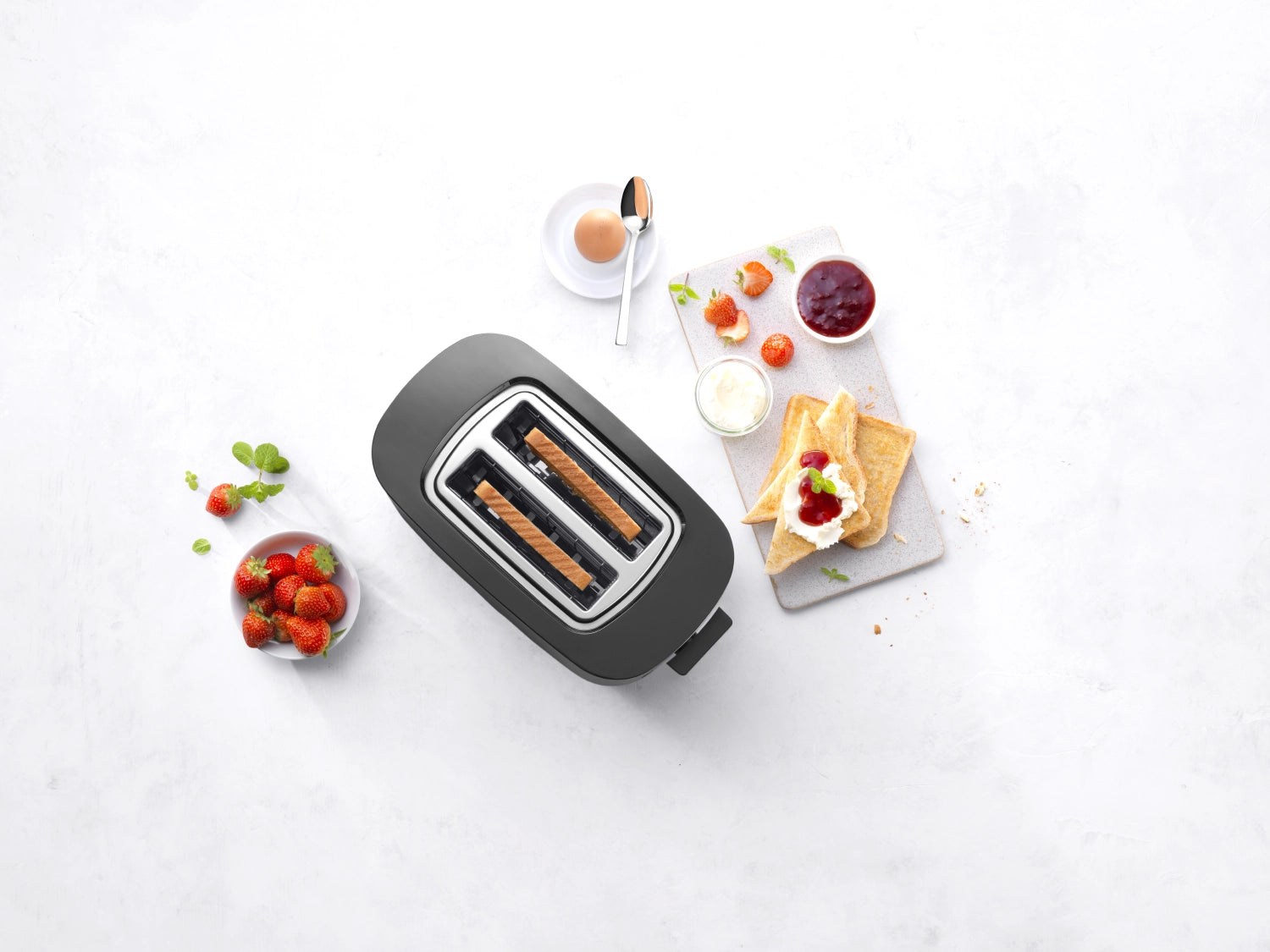 Schwarzer Enfinigy Toaster 2 von Zwilling mit Brötchenaufsatz, elegantes Design für perfektes Toasten und vielseitige Frühstücksoptionen.