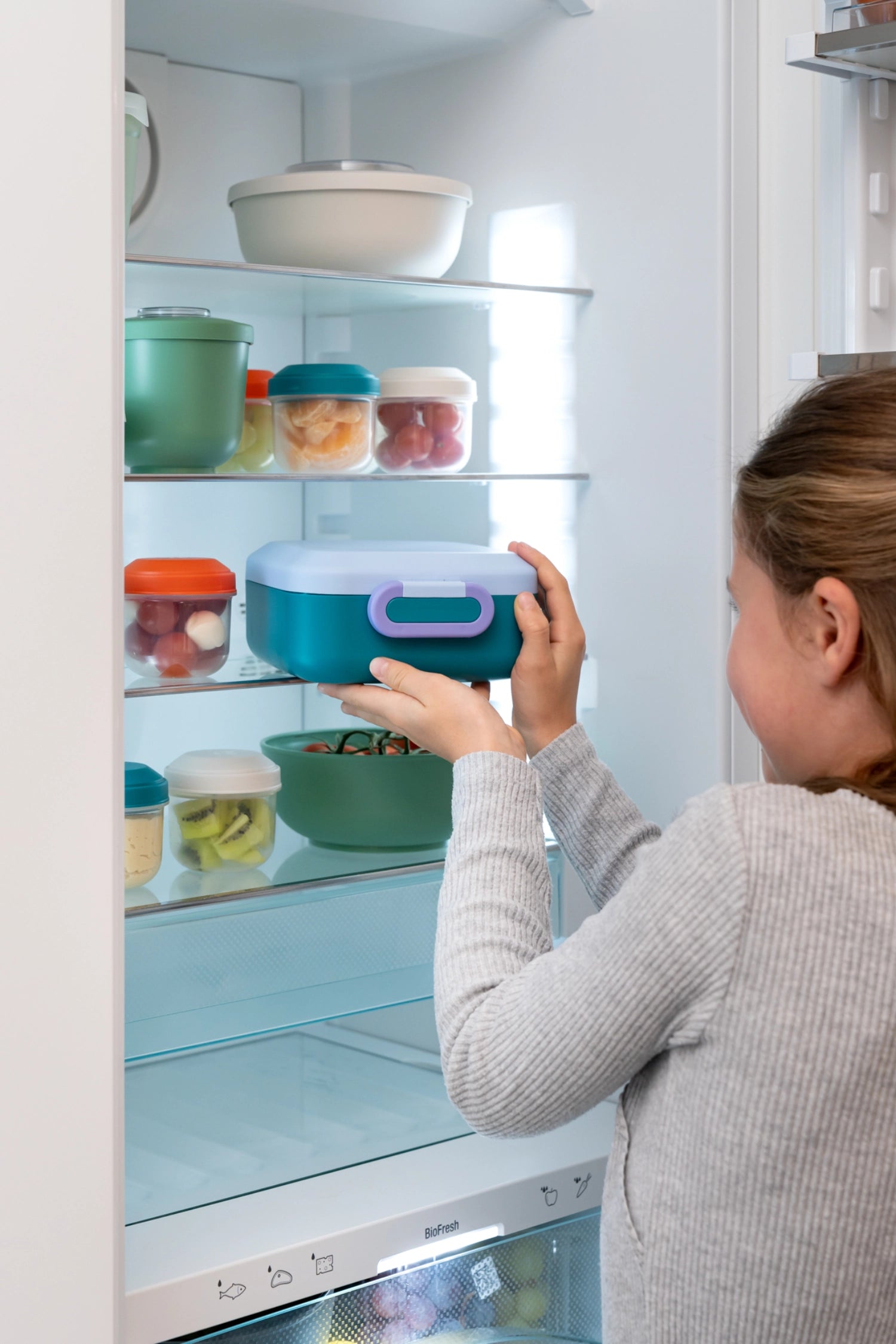 Stylische Rikko Lunchbox in der Farbe Lagoon Sky, ideal für die Aufbewahrung von Snacks und Mahlzeiten unterwegs, für Schule und Freizeit.