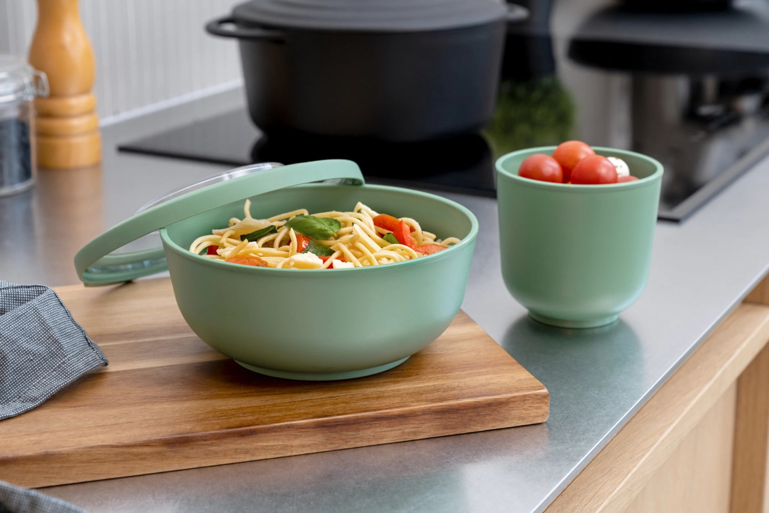 Moderne Tylla Bowl 1000ml in sanftem Salbeigrün, ideal für Lunch und Snacks, aus robustem PP-Material, perfekt für unterwegs.