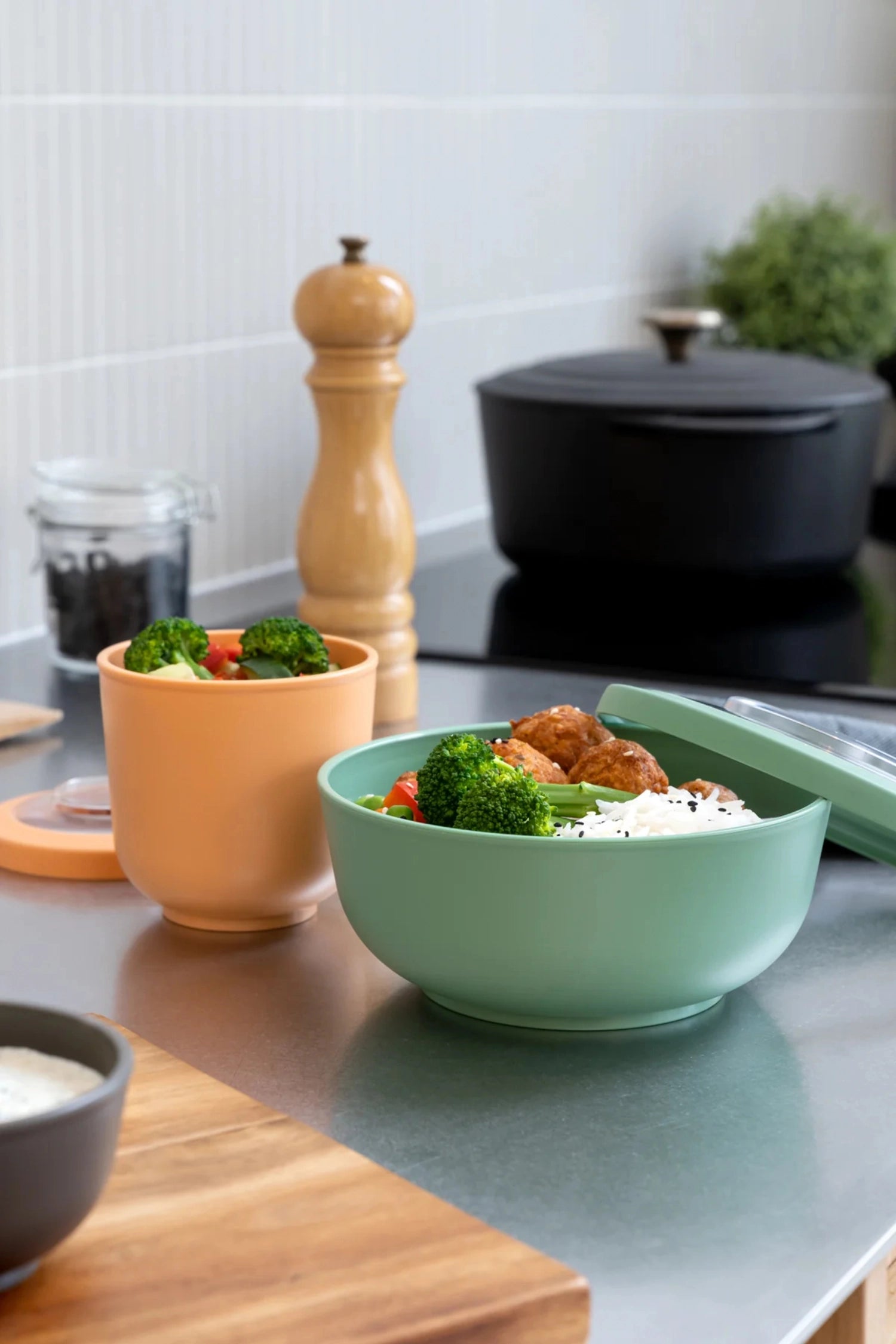 Elegante Tylla Bowl mit 1000ml Volumen in zartem Salbeigrün, aus langlebigem PP, ideal für Mahlzeiten und Snacks unterwegs.