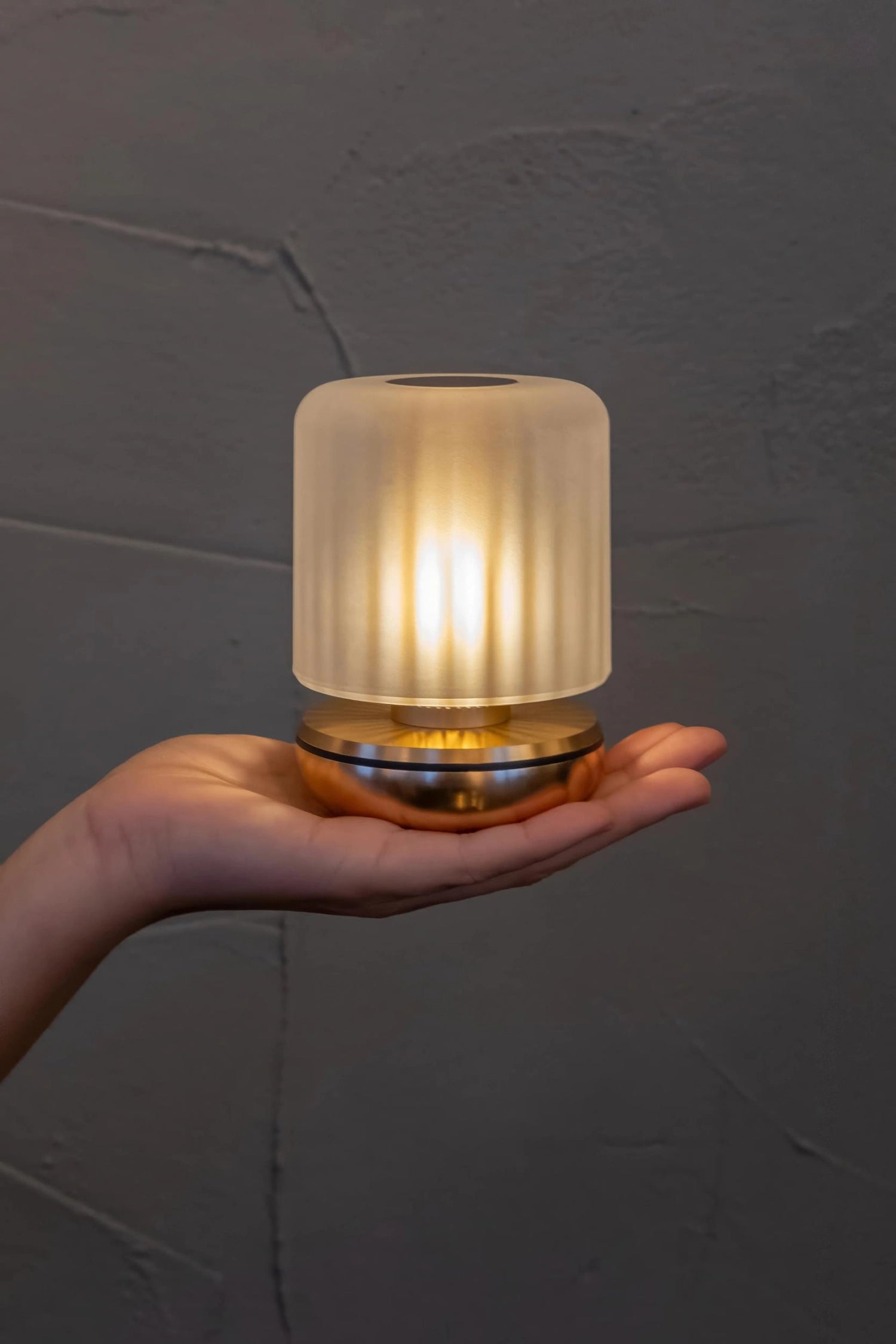 Elegante Firefly Tischlampe in frosted Gold, 11.8x8.6 cm, von Humble Light. Ideal für stimmungsvolle Beleuchtung und modernes Interieur.