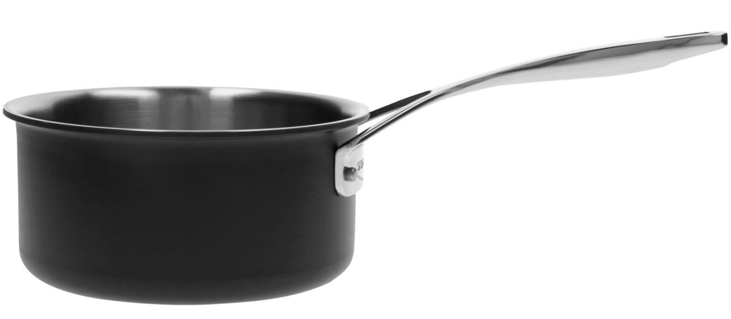 Schwarze 16 cm Stielkasserolle von Demeyere, ideal für präzises Kochen und Saucen, vereint Funktionalität und stilvolles Design.