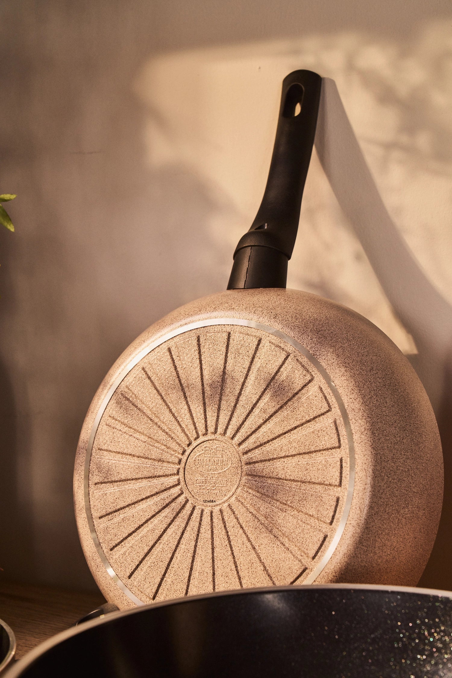 Hochwertige 28 cm Bratpfanne von Ballarini, ideal für vielseitige Kochanwendungen, mit langlebiger Beschichtung und ergonomischem Griff.