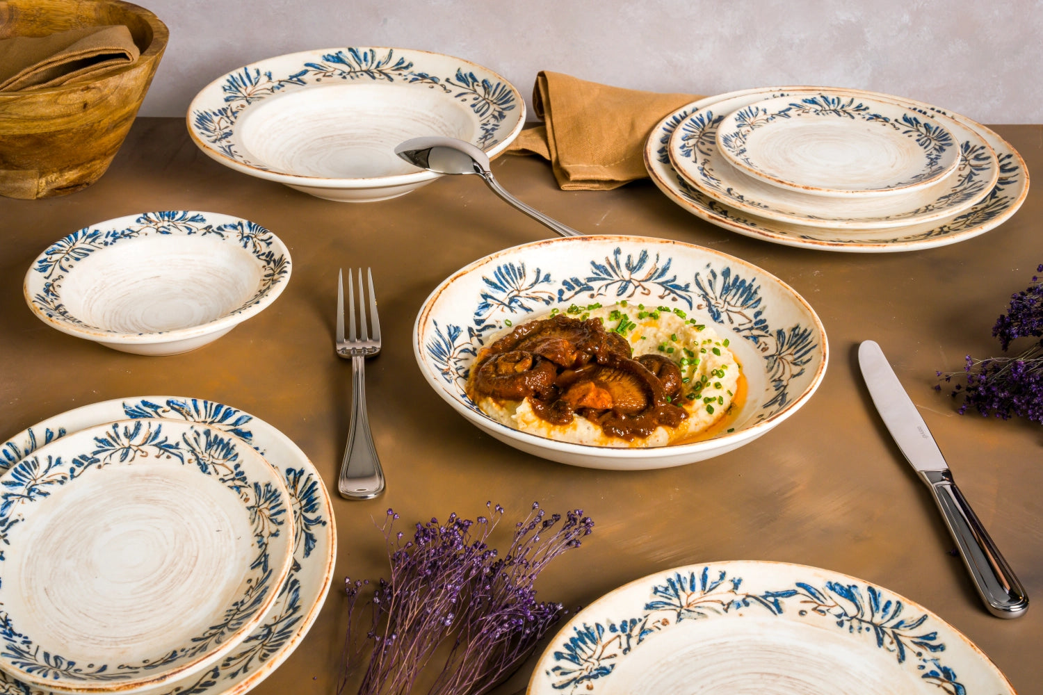 Eleganter flacher Teller mit 27 cm Durchmesser aus der Grandma Gourmet Serie von Bonna, perfekt für festliche Anlässe und ansprechende Präsentationen.
