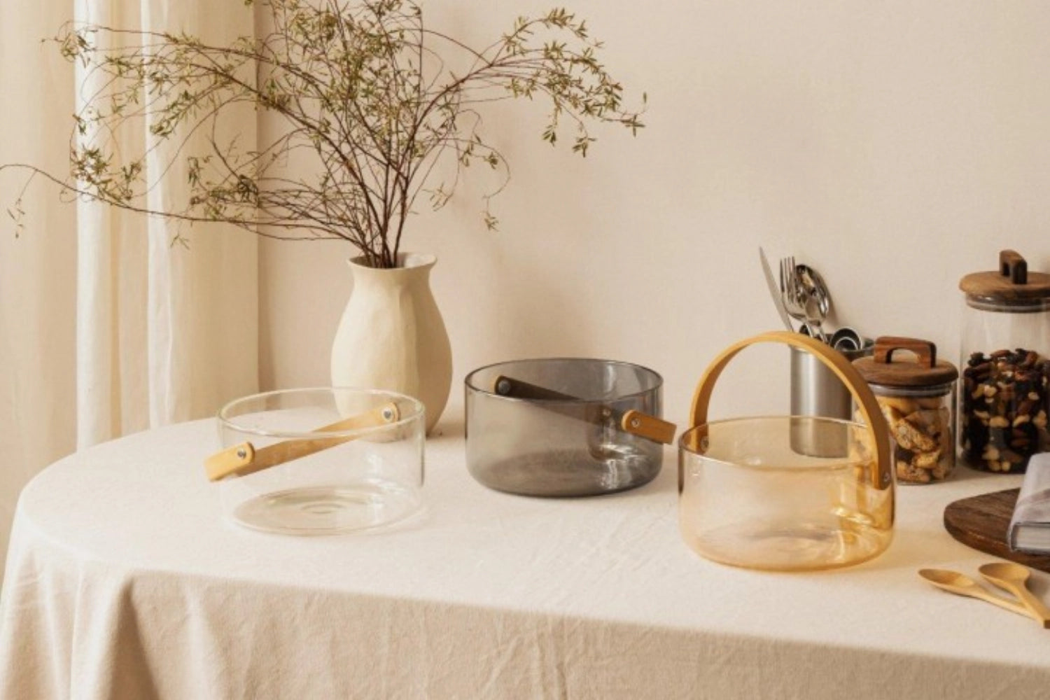 Elegante Servierschale mit Henkel in edlem Gold, perfekt für stilvolles Servieren von Snacks und Beilagen bei besonderen Anlässen.