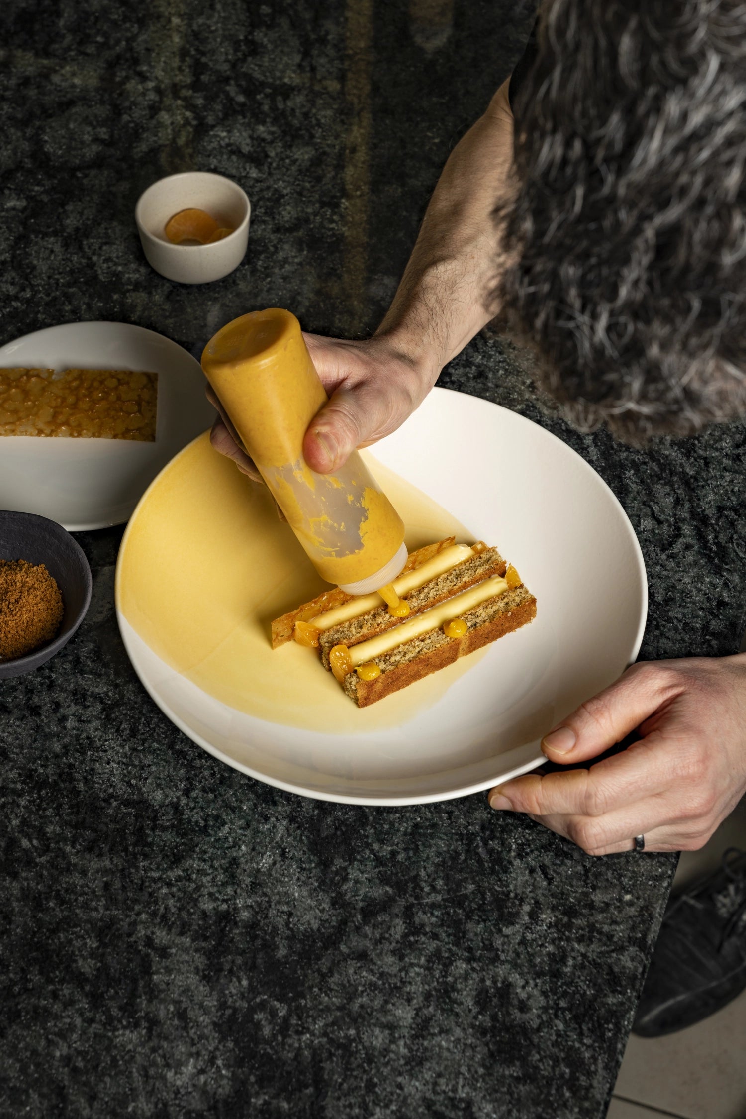 Flacher Teller mit 26 cm Durchmesser in edlem Kokos-Alabasterweiß, perfekt für ansprechende Präsentationen und festliche Anlässe.