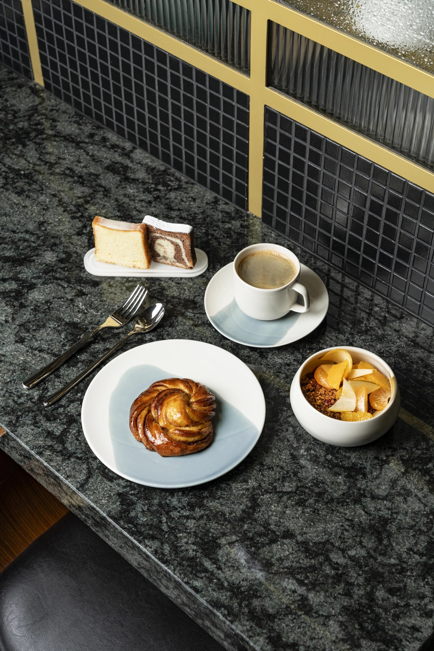 Elegante Confluence Espresso Untertasse in Safran und Weiß, Durchmesser 13 cm, ideal für stilvolle Kaffeetafeln und moderne Gastronomie.