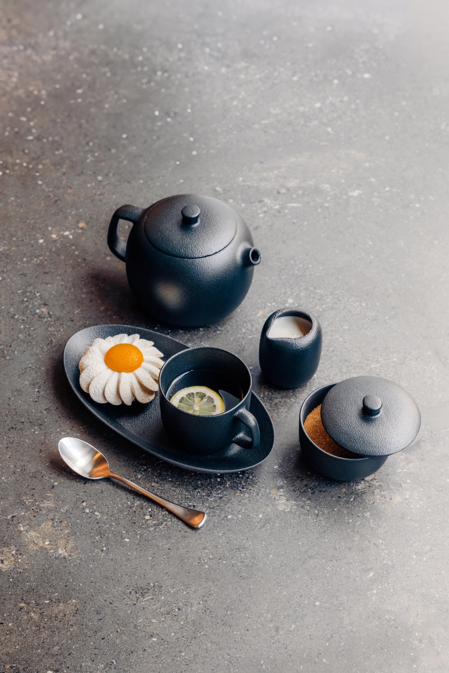 Elegante Teetasse aus der Equinoxe-Kollektion von Revol, 20 cl, in schickem Pfeffer-Grau, perfekt für stilvolle Teemomente.