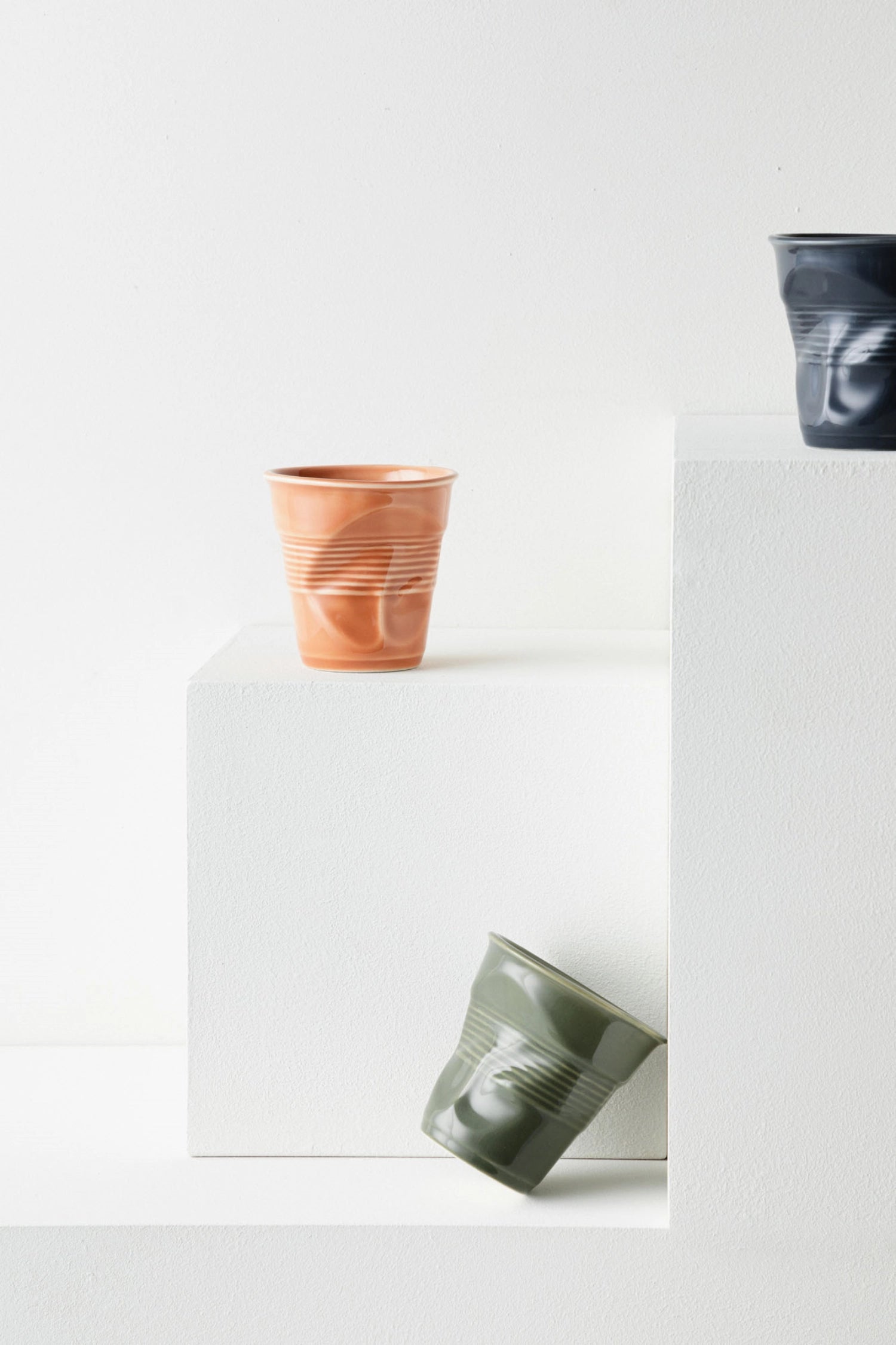 Stilvoller Espresso-Becher in abyssblau, 8cl, von Revol. Perfekt für Kaffeeliebhaber, die das Besondere schätzen.