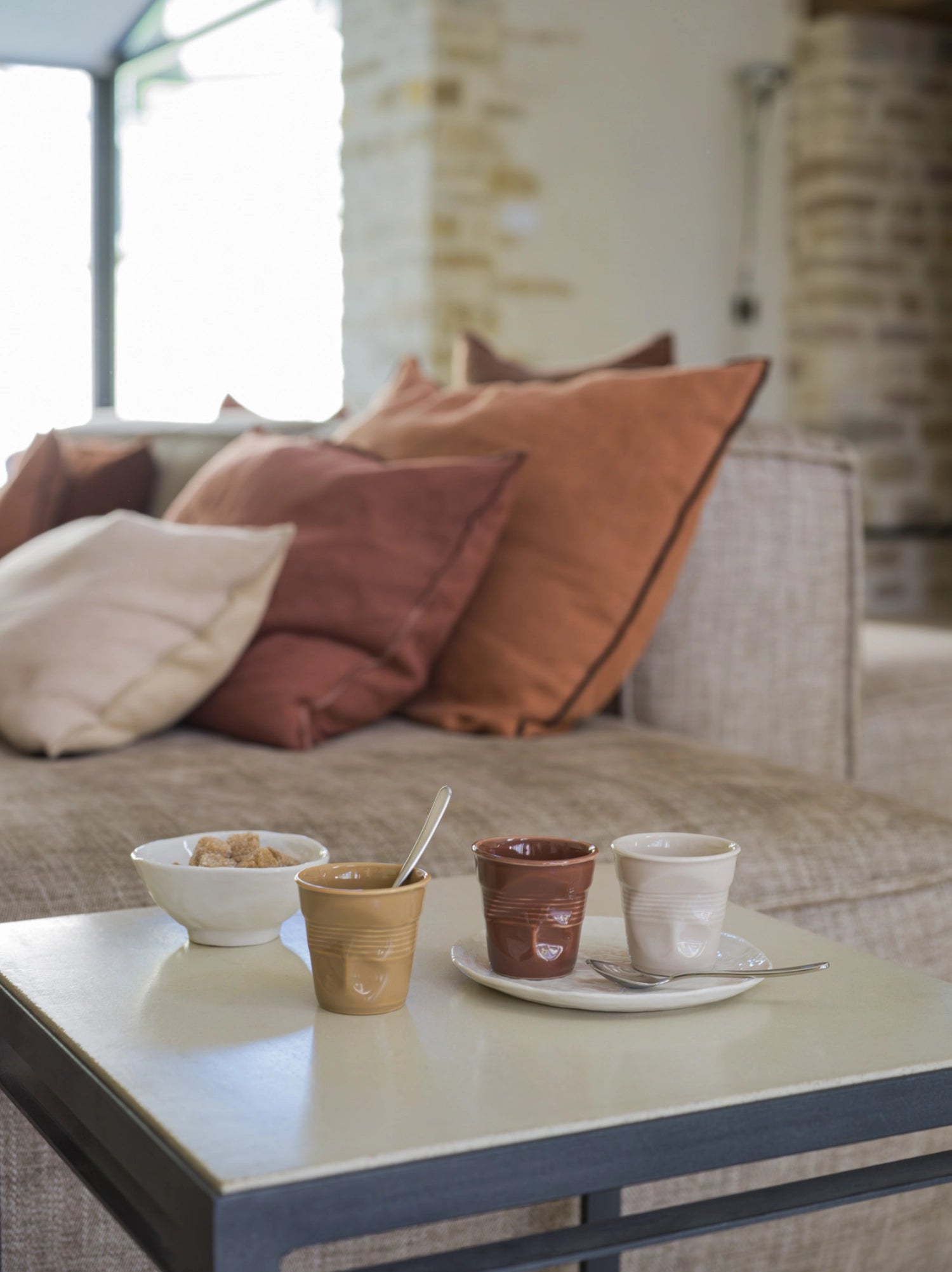 Stilvoller Froisse Knitterbecher in abyssblau, 8cl, von Revol. Perfekt für Espresso und besondere Anlässe, vereint Design und Funktionalität.