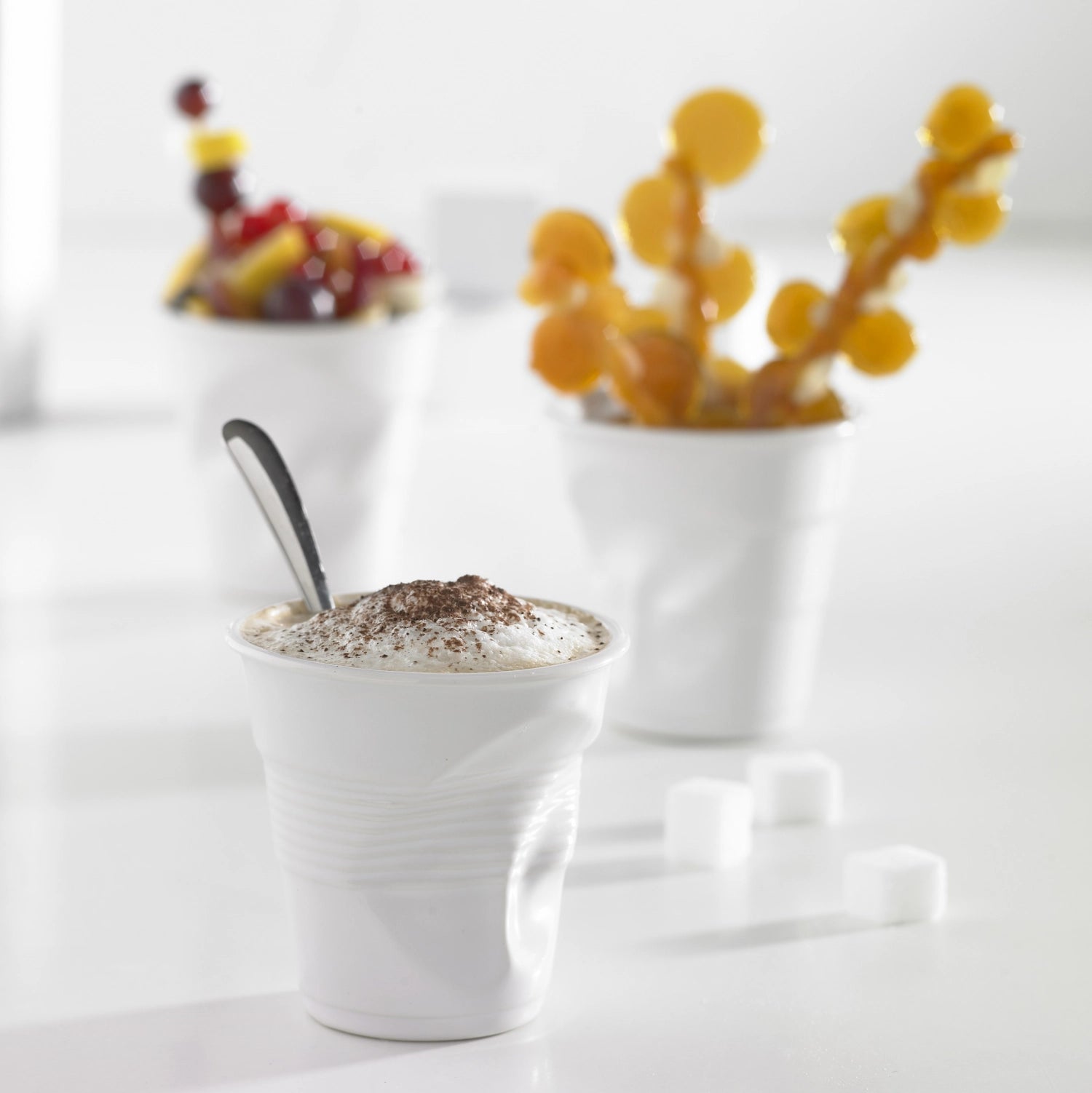 Eleganter Espresso-Becher in tiefem Abyssblau, 8cl, von Revol. Ideal für Kaffeeliebhaber, die Ästhetik und Qualität schätzen.