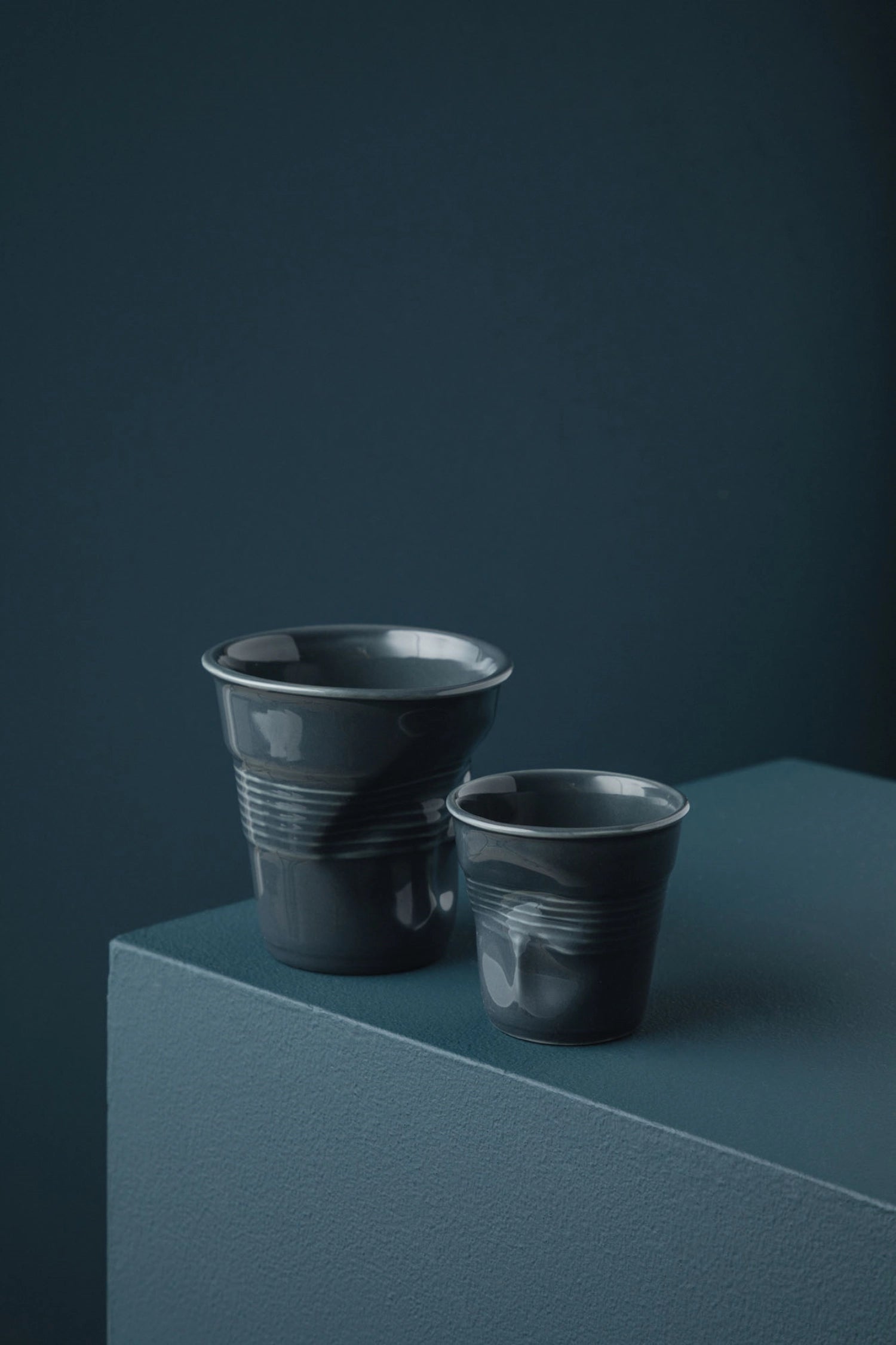 Froisse Knitterbecher Espresso 8cl in strahlendem Gelb von Revol, perfekt für kreative Kaffeegenüsse und lebendige Tischdekorationen.