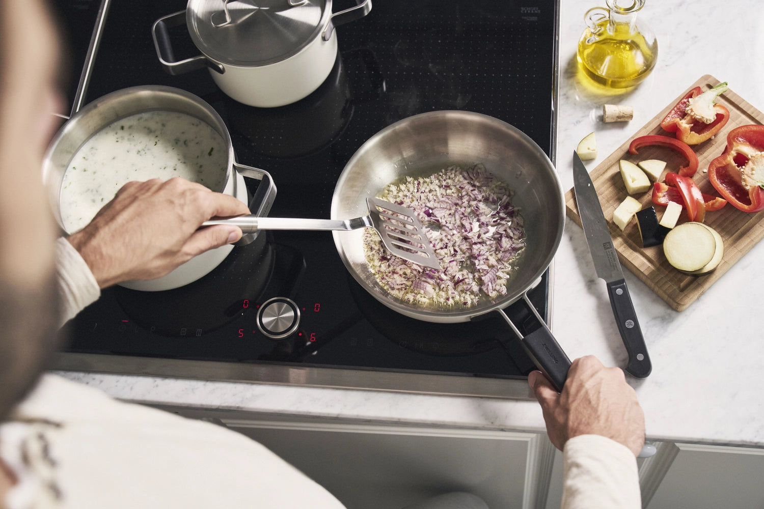 Elegantes 5-teiliges Kochgeschirrset von Zwilling, ideal für kreative Kochabenteuer und anspruchsvolles Kochen in modernen Küchen.