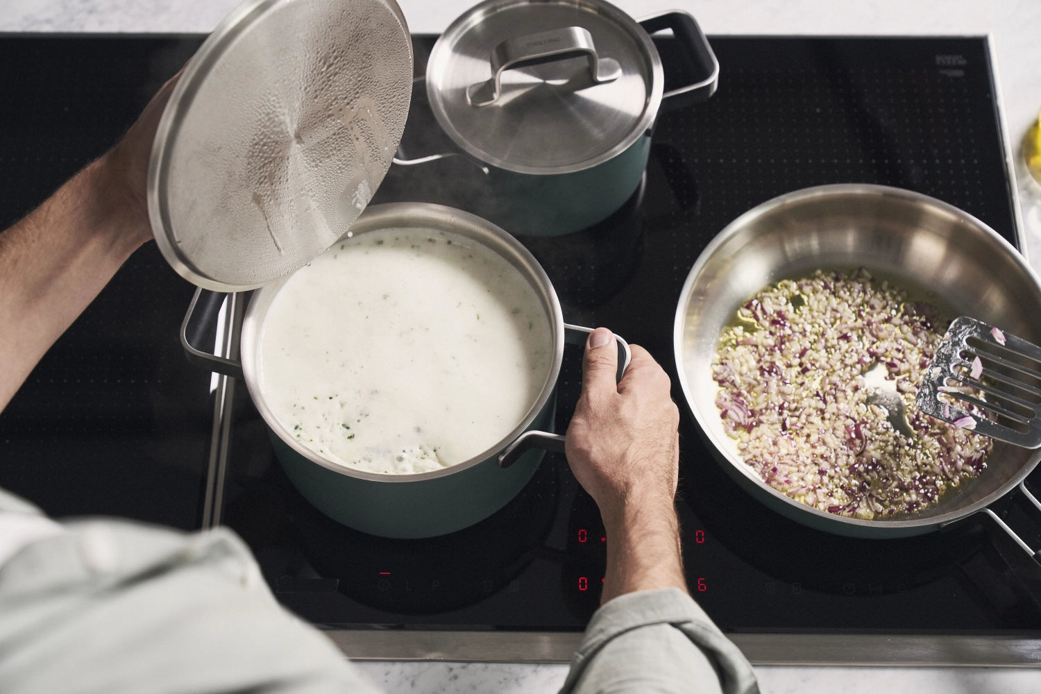 Hochwertiges 5-teiliges Kochtopfset von Zwilling, perfekt für vielseitige Kochtechniken und stilvolles Zubereiten von Speisen.