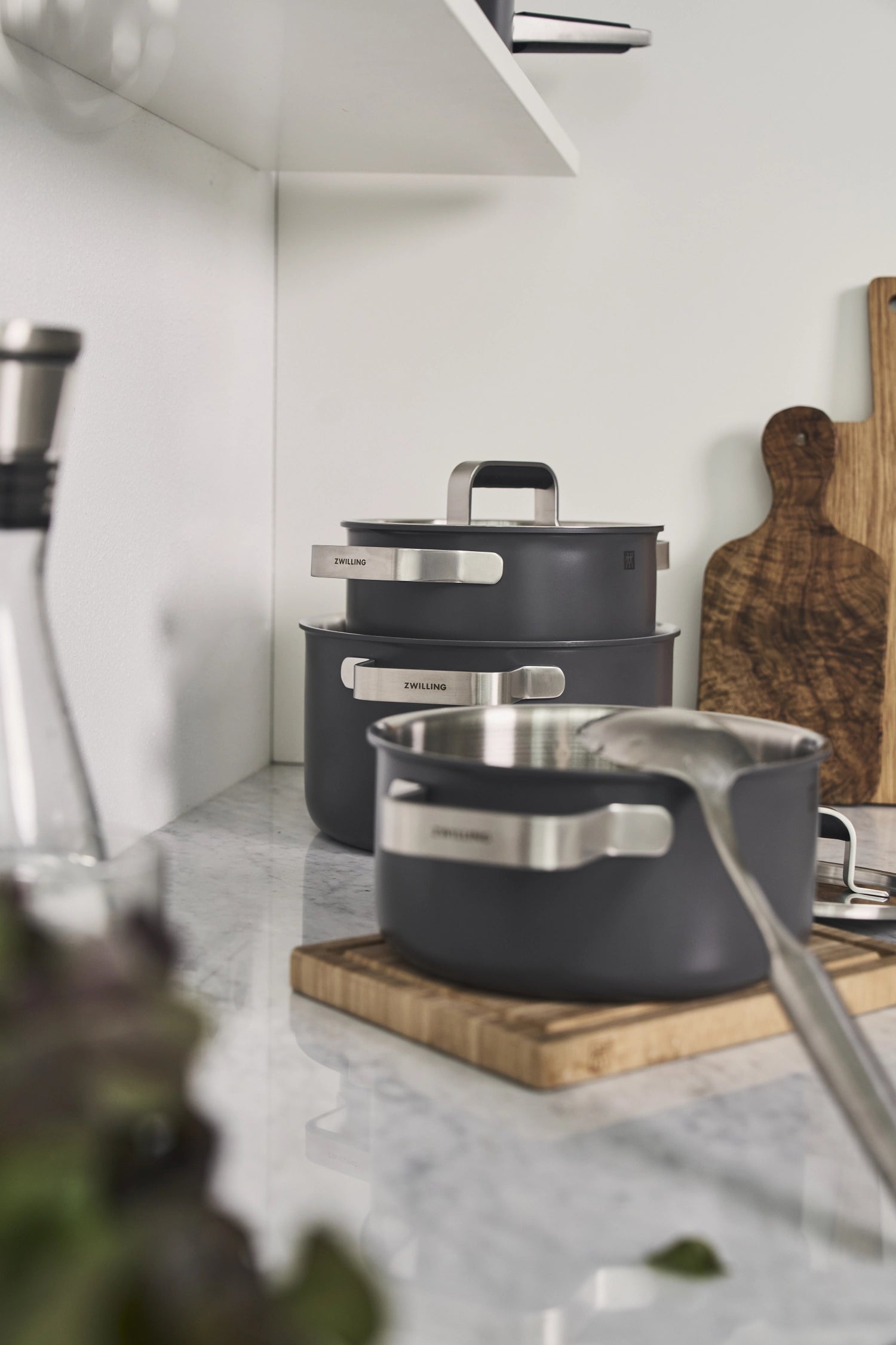 Elegantes 5-teiliges Kochgeschirrset in Grau von Zwilling, ideal für kreative Kochabenteuer und stilvolle Küchenausstattung.