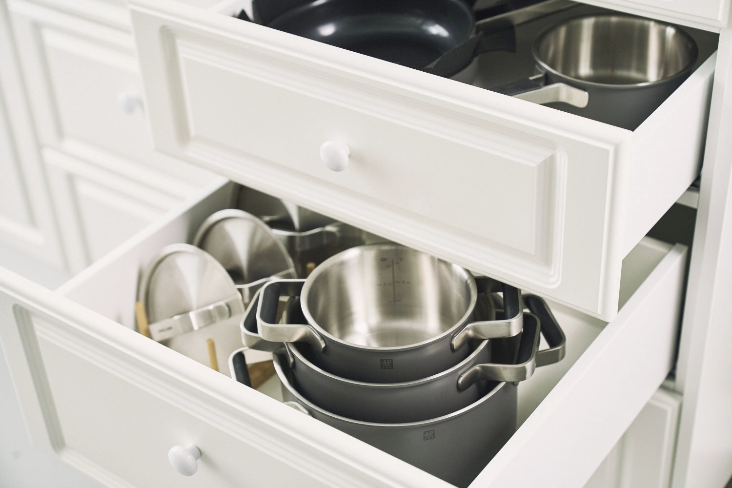 Elegantes 5-teiliges Kochtopfset in stilvollem Grau von Zwilling, ideal für kreative Kochabenteuer und moderne Küchen.