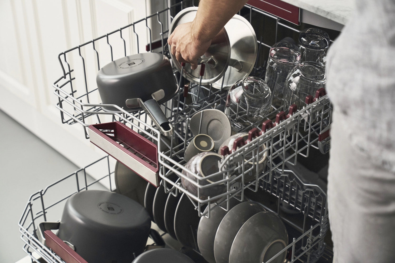 Elegantes 5-teiliges Kochgeschirrset in Grau von Zwilling, ideal für kreative Küchenabenteuer und anspruchsvolles Kochen.