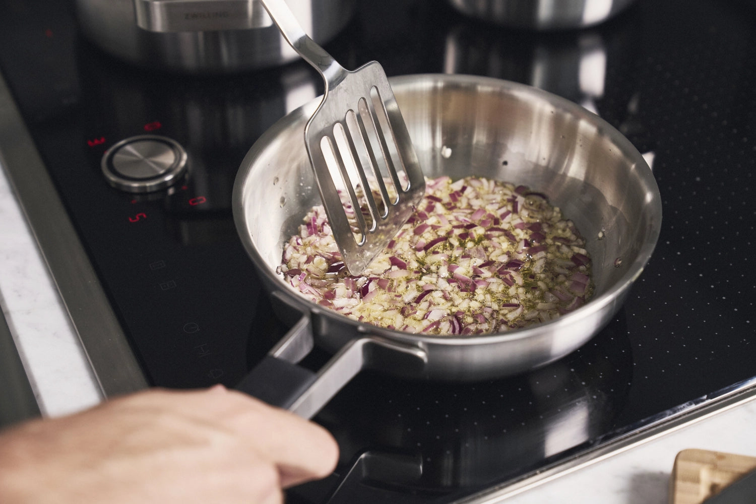 Elegante 24 cm Bratpfanne von Zwilling, perfekt für vielseitige Kochtechniken und gesundes Zubereiten von Speisen.