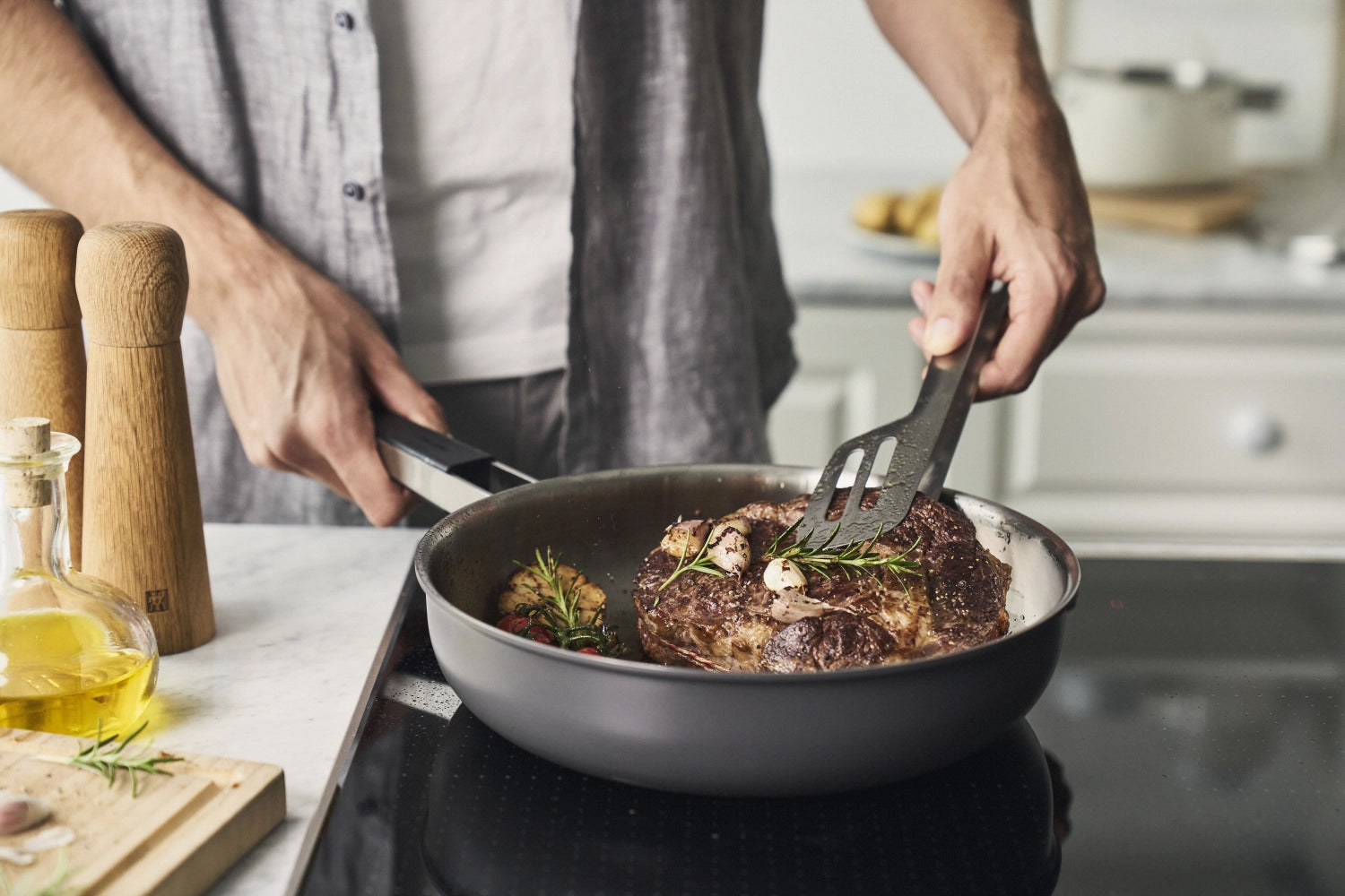 Pure Bratpfanne 24 cm in Grau von Zwilling, ideal für gesundes Braten und Kochen, langlebig und pflegeleicht, perfekt für jede Küche.