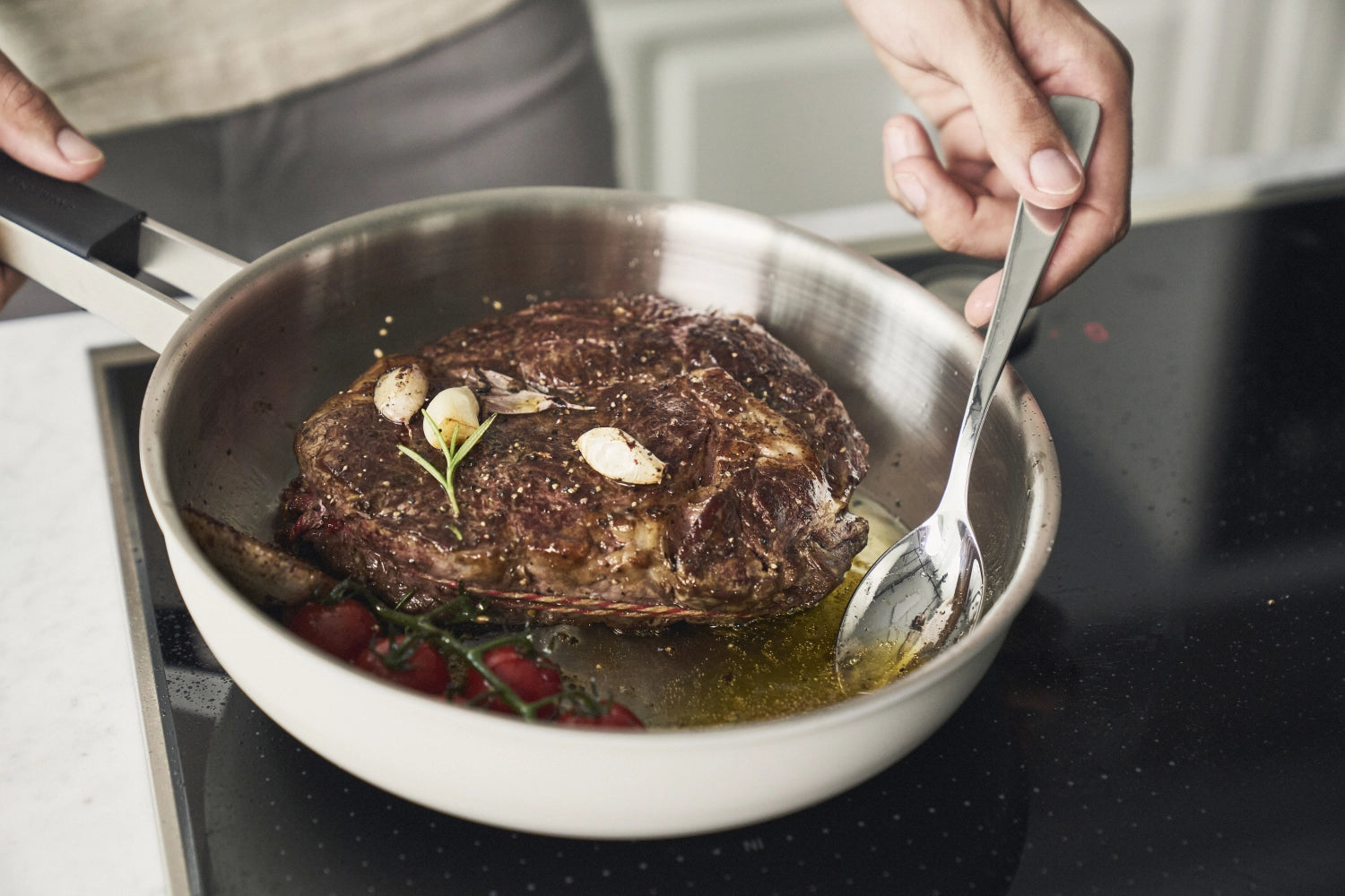 Pure Bratpfanne 28 cm in Elfenbeinweiß von Zwilling, ideal zum Braten und Anbraten, mit hochwertiger Antihaftbeschichtung für müheloses Kochen.