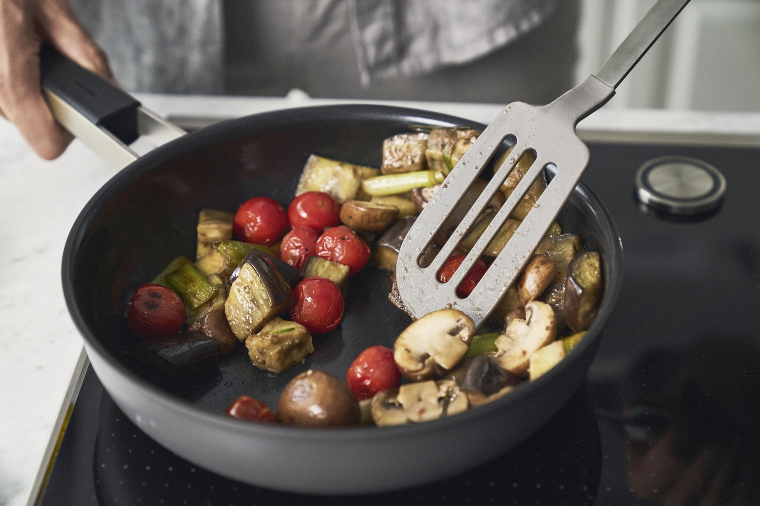 Hochwertige Zwilling Pure Bratpfanne in Grau, 28 cm Durchmesser, ideal für gleichmäßiges Braten und vielseitige Kochanwendungen.
