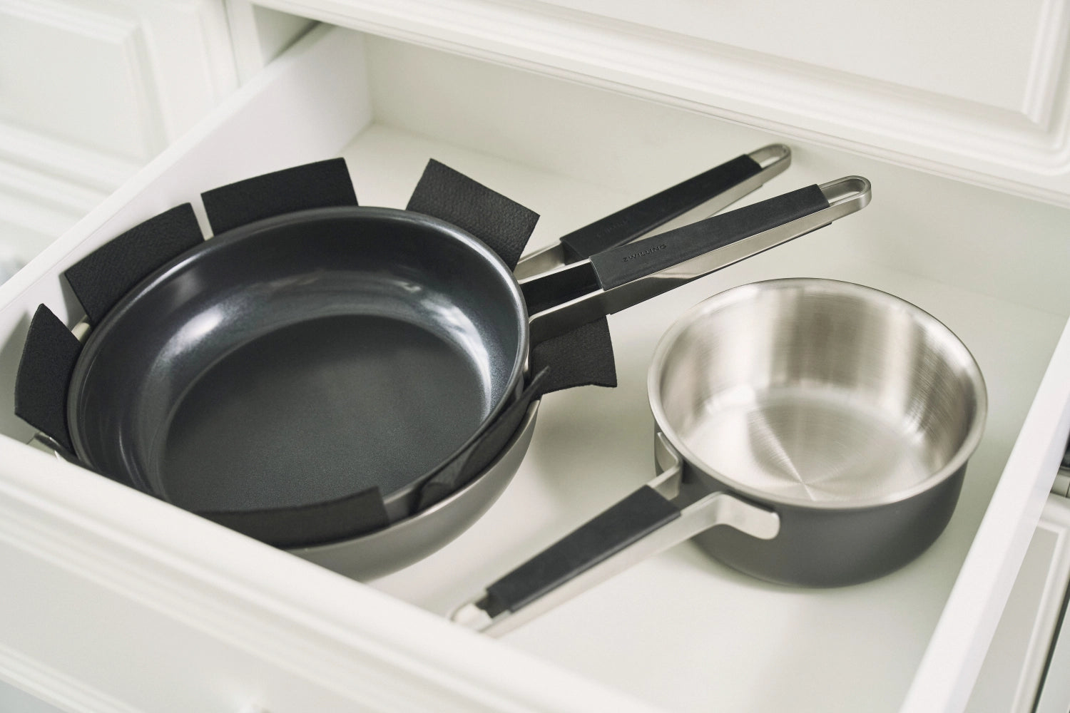 Elegante 28 cm Bratpfanne von Zwilling in Grau, perfekt für präzises Braten und vielseitige Küchenkreationen.