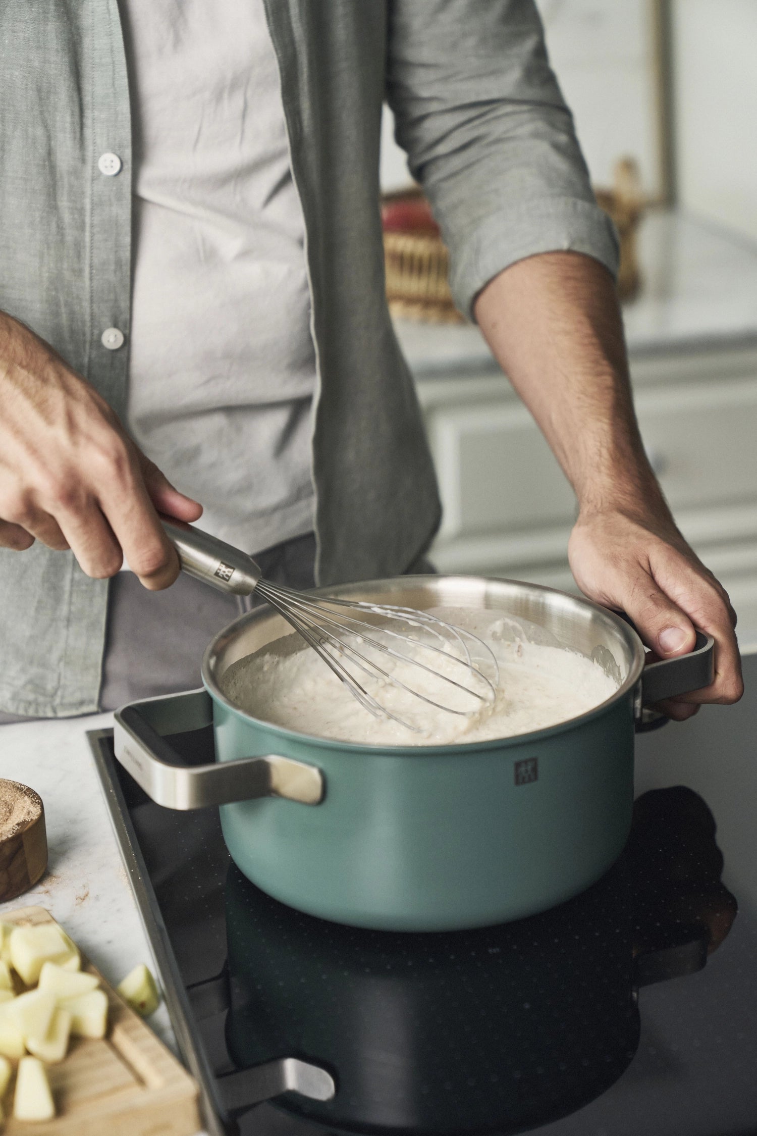 Elegantes 5-teiliges Kochtopfset in lebhaftem Grün von Zwilling, ideal für stilvolles Kochen und kreative Küchenanwendungen.
