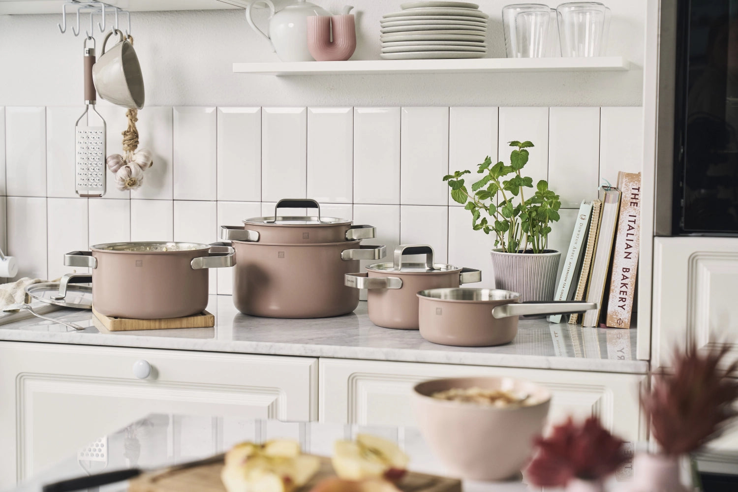 Stilvolles 5-teiliges Kochtopfset in sanftem Rosa von Zwilling, perfekt für moderne Küchen und anspruchsvolle Köche. Hochwertige Materialien.