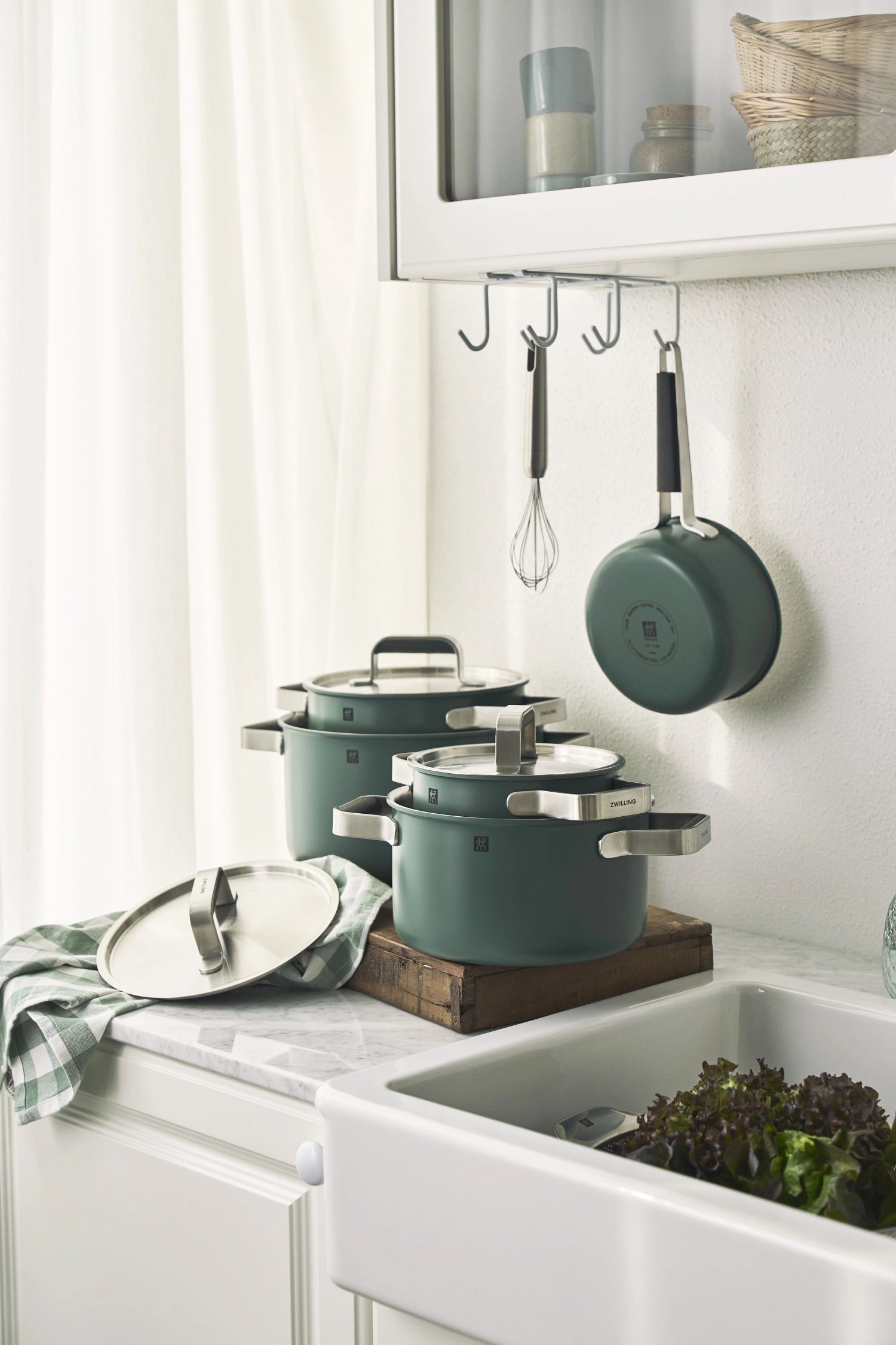 Elegantes 3-teiliges Kochgeschirrset in frischem Grün von Zwilling, perfekt für kreative Kochabenteuer und moderne Küchen.